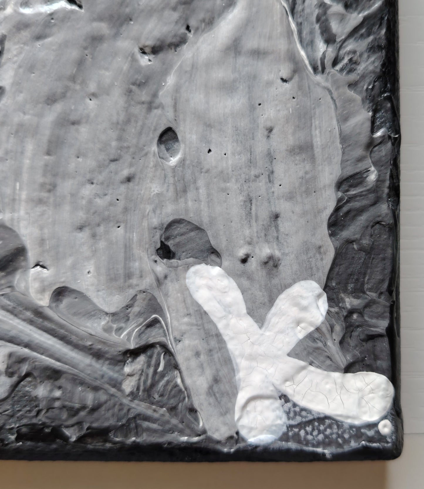 Signature de l’artiste KOA sur l’œuvre Bigorlithos avec certificat d’authenticité