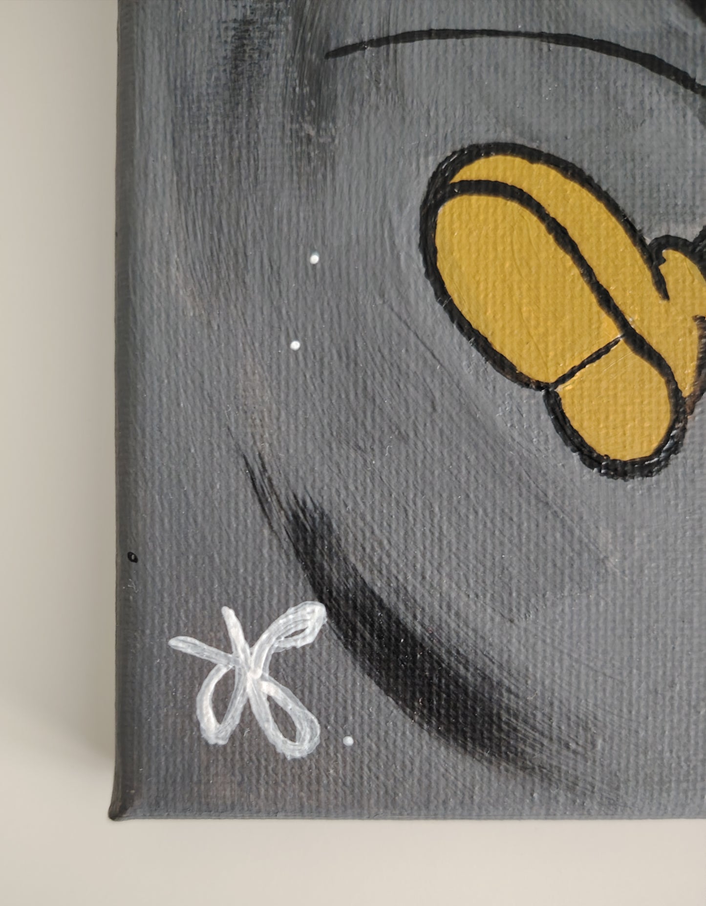Signature de l’artiste KOA sur l’œuvre vendue Gris Souris avec certificat d’authenticité