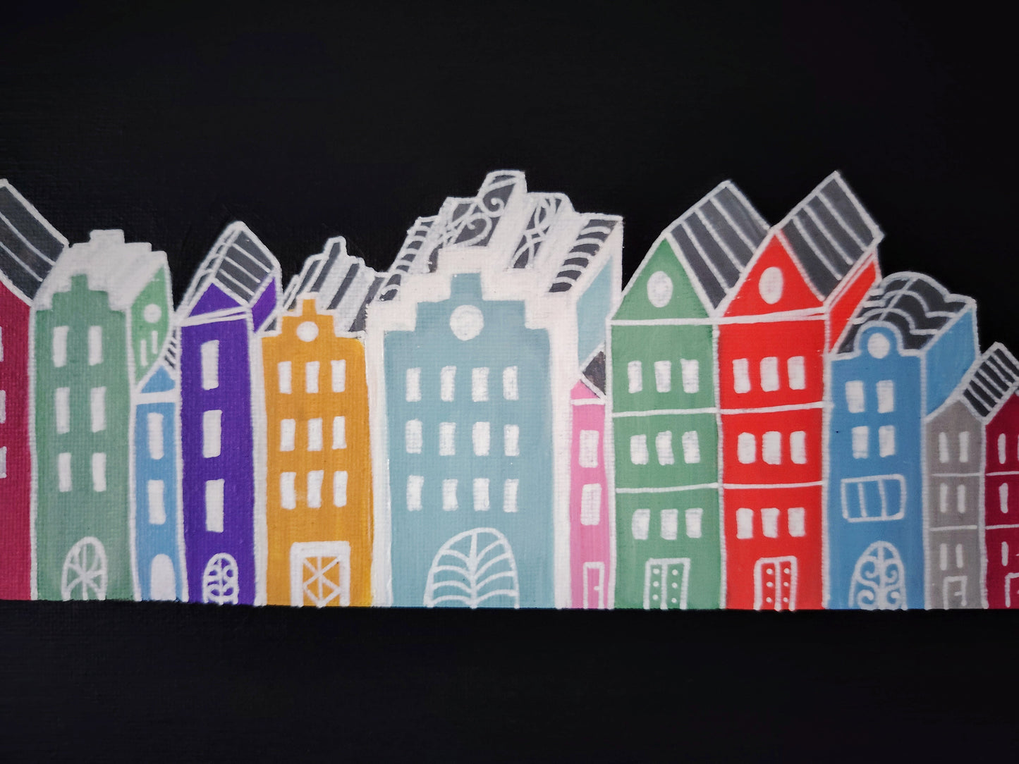 Détail de la peinture KOA Homes, alignement de petites maisons du canal colorées sur fond noir