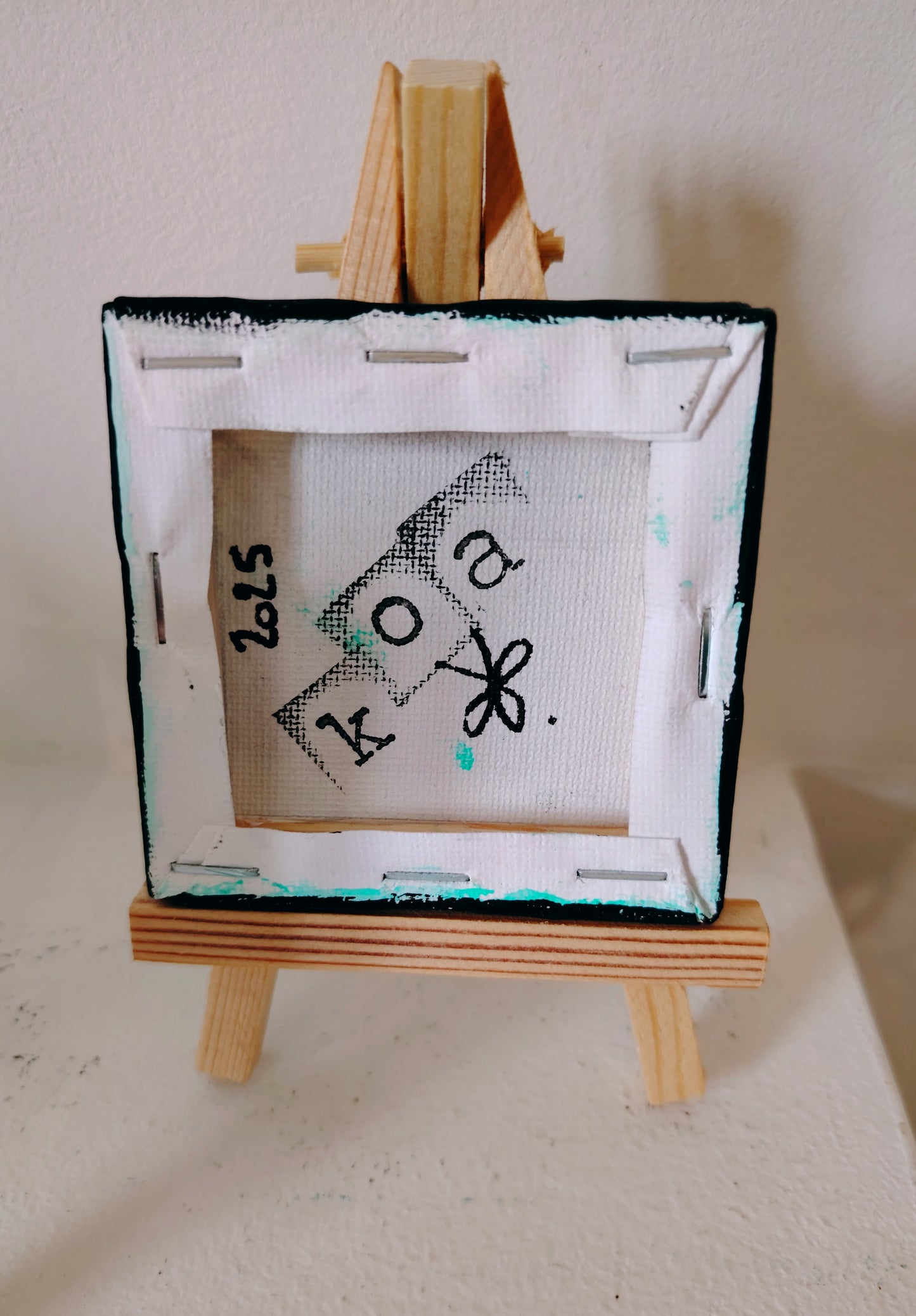 Signature de l’artiste KOA sur l’œuvre vendue Mout Bleu avec certificat d’authenticité et chevalet miniature