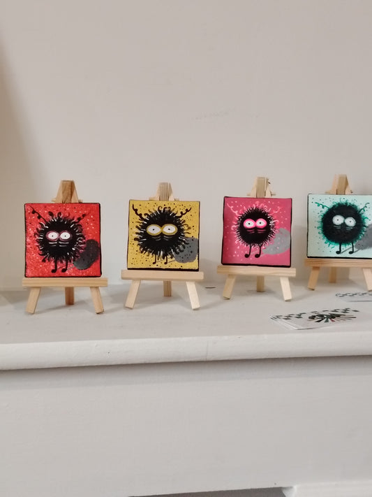 Micro œuvre KOA Mout Fuchsia exposée en situation intérieure, art contemporain miniature et coloré