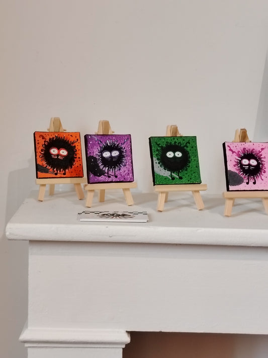 Micro œuvre KOA Mout Vert exposée en situation intérieure, art contemporain miniature et coloré