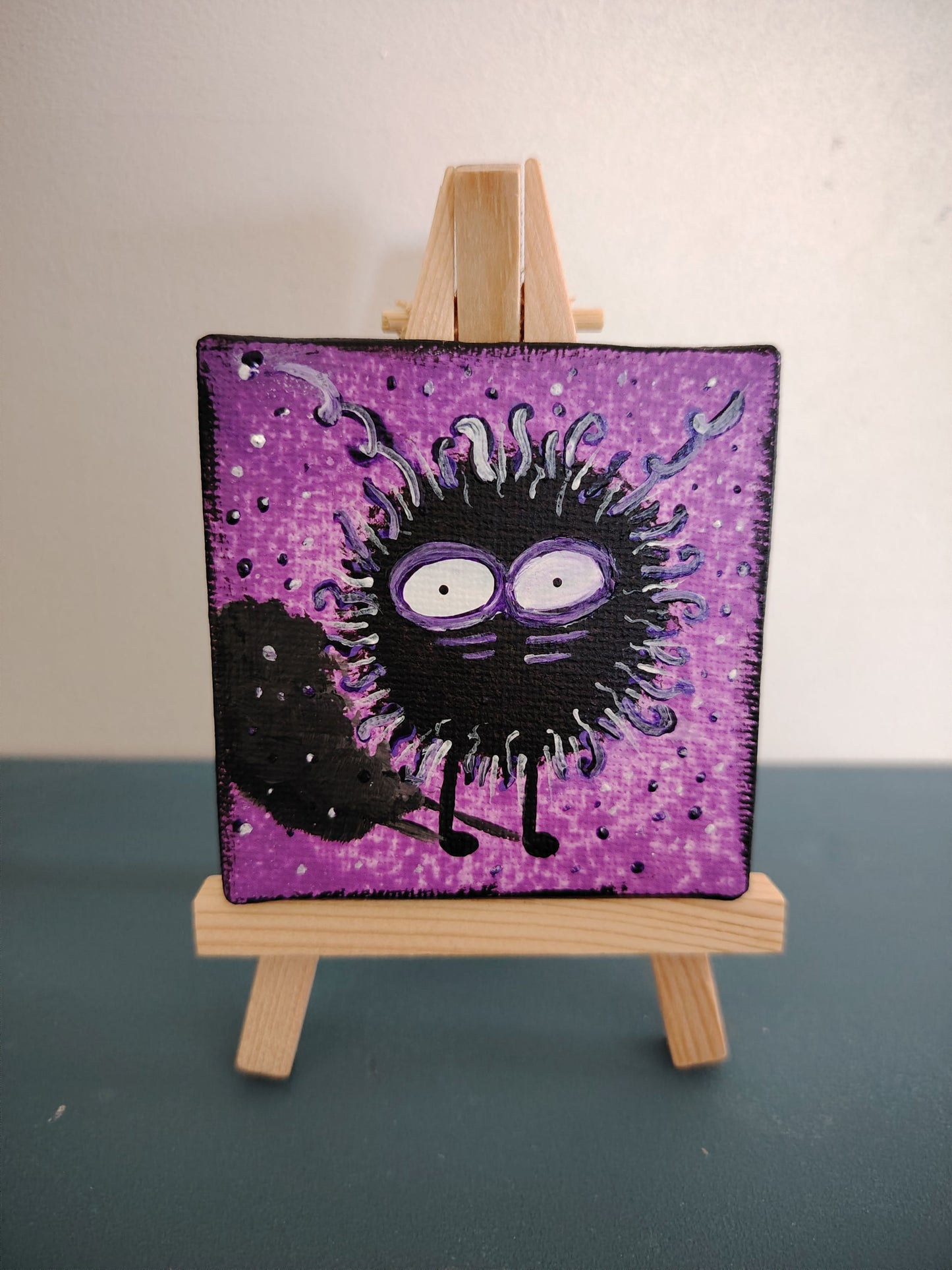 Micro œuvre KOA Mout Violet exposée en situation intérieure, art contemporain pop et coloré