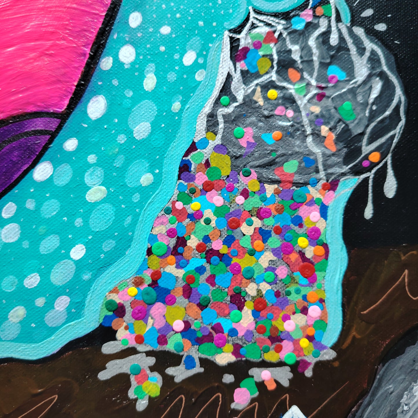 Détail de la peinture KOA Bigorlithos, créature fantastique colorée et texture picturale acrylique