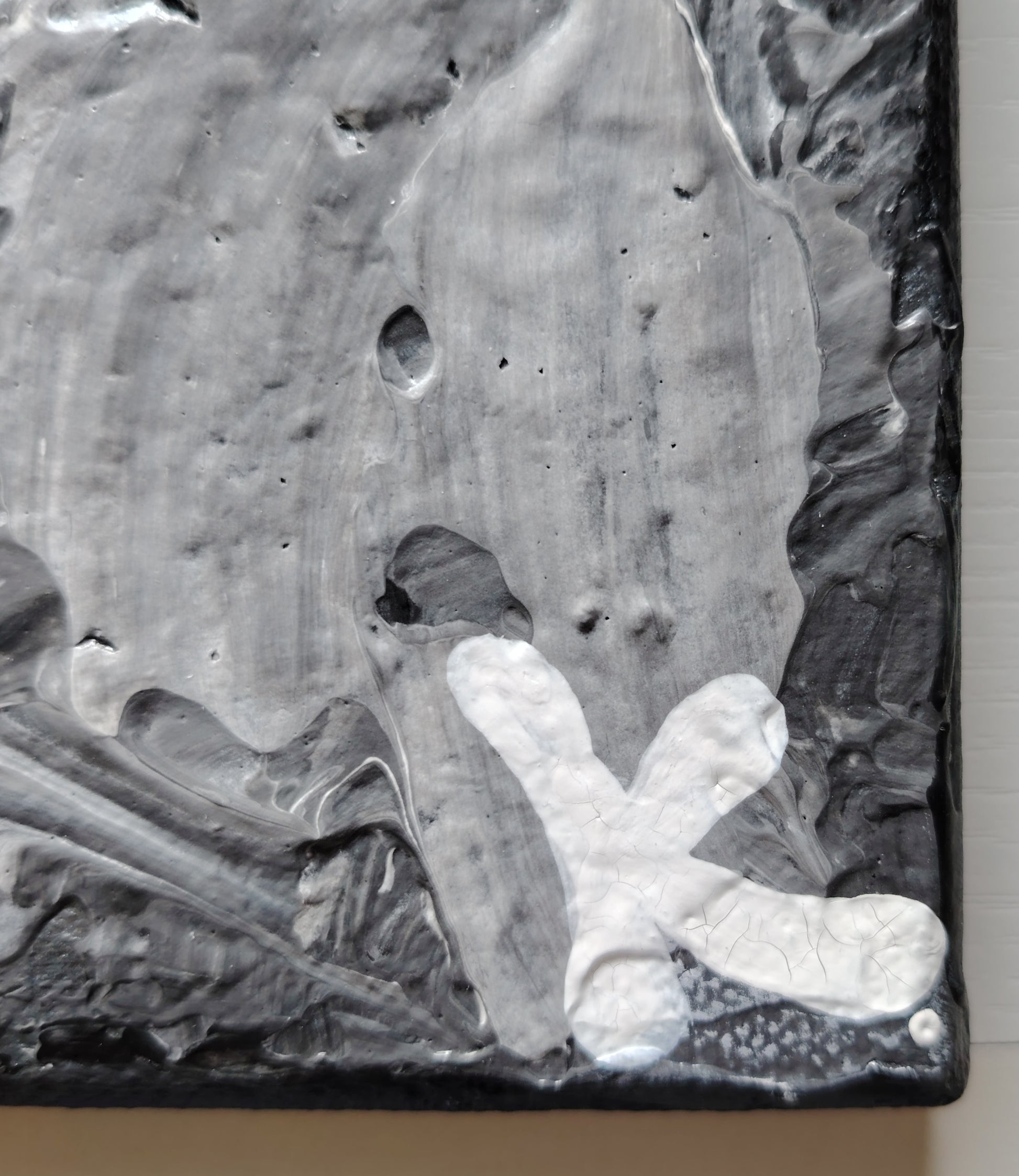 Signature de l’artiste KOA sur l’œuvre Bigorlithos avec certificat d’authenticité