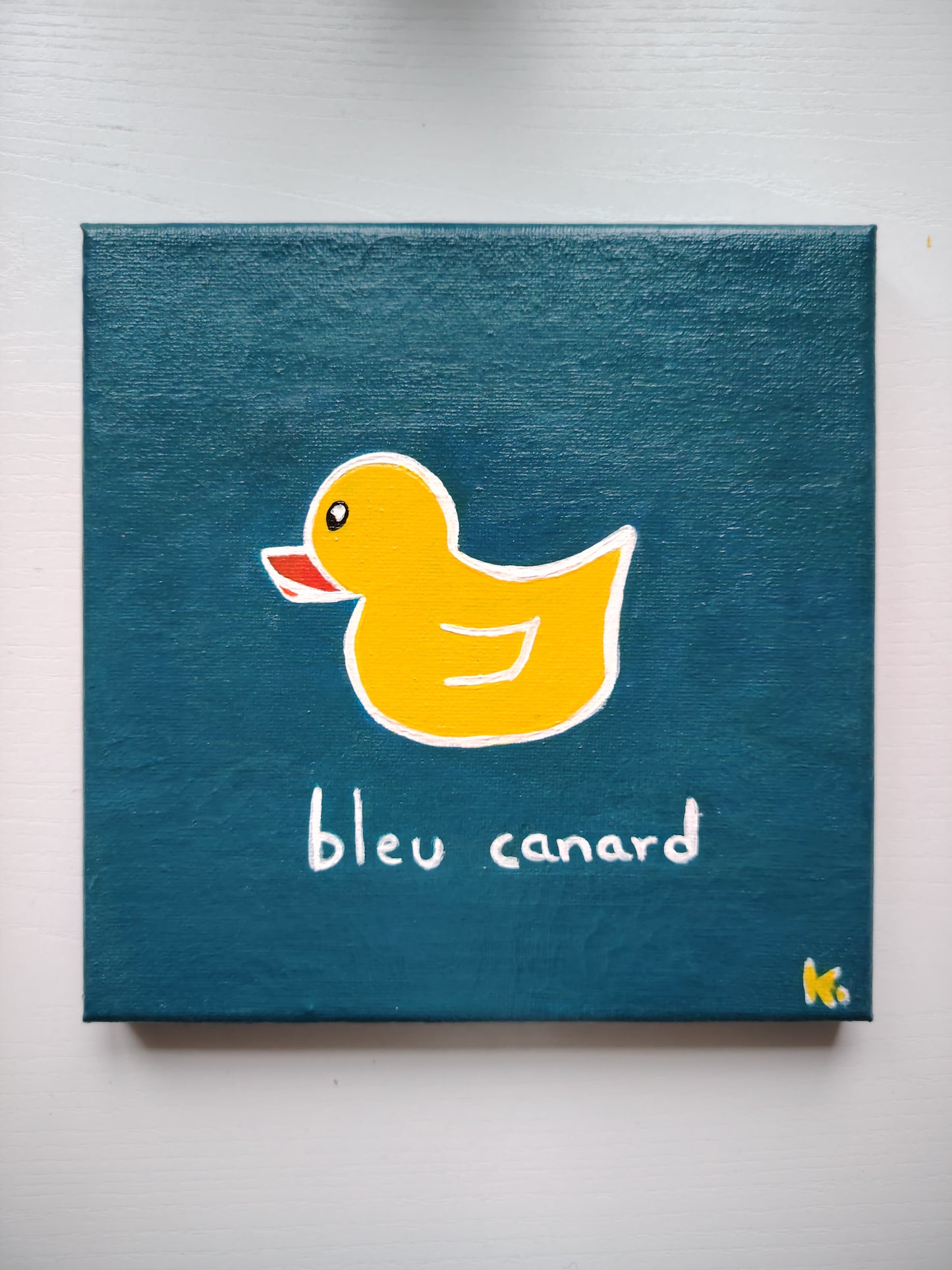 Peinture KOA Bleu Canard exposée en intérieur, œuvre contemporaine pop et graphique vendue