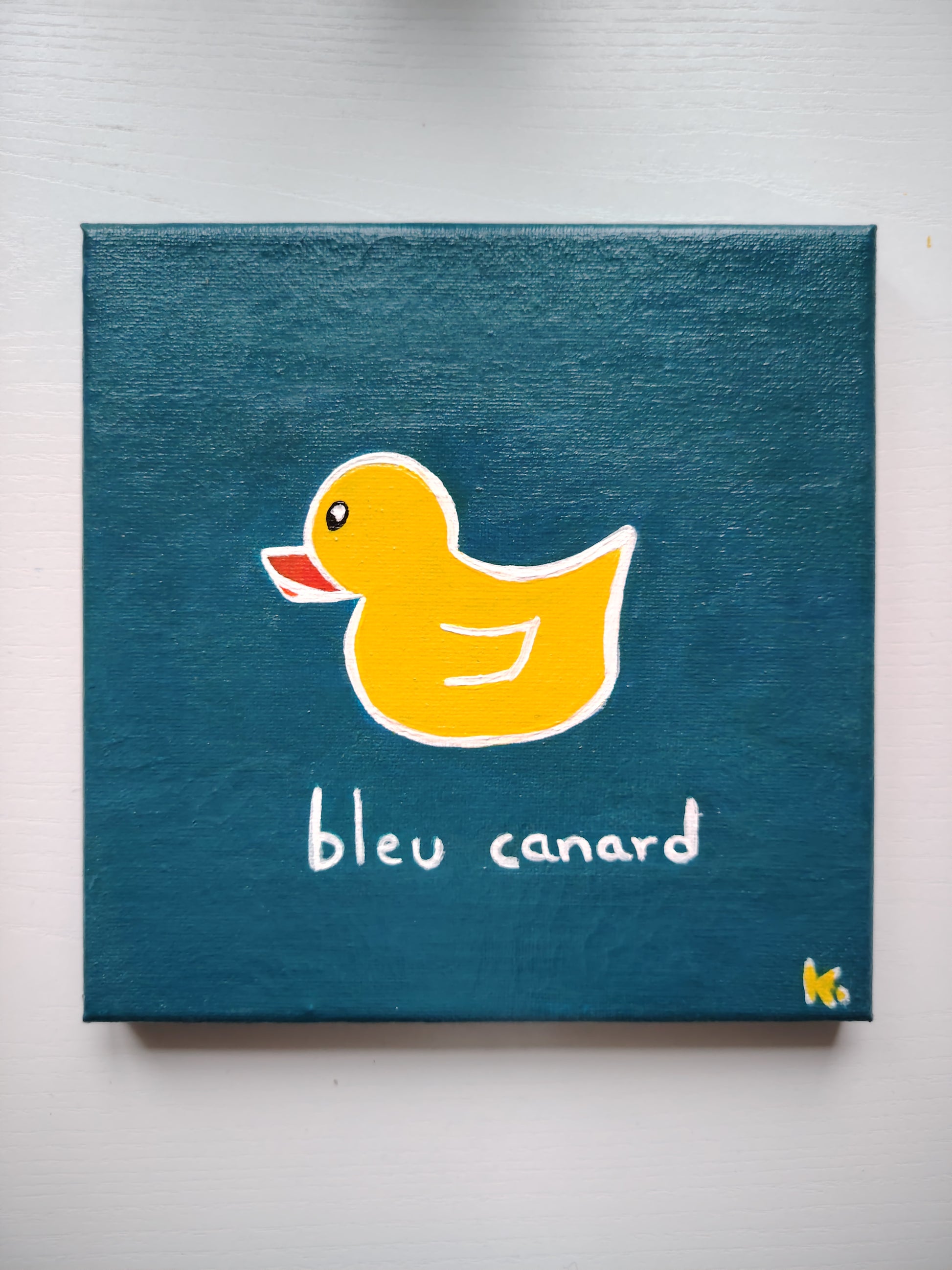 Peinture KOA Bleu Canard exposée en intérieur, œuvre contemporaine pop et graphique vendue