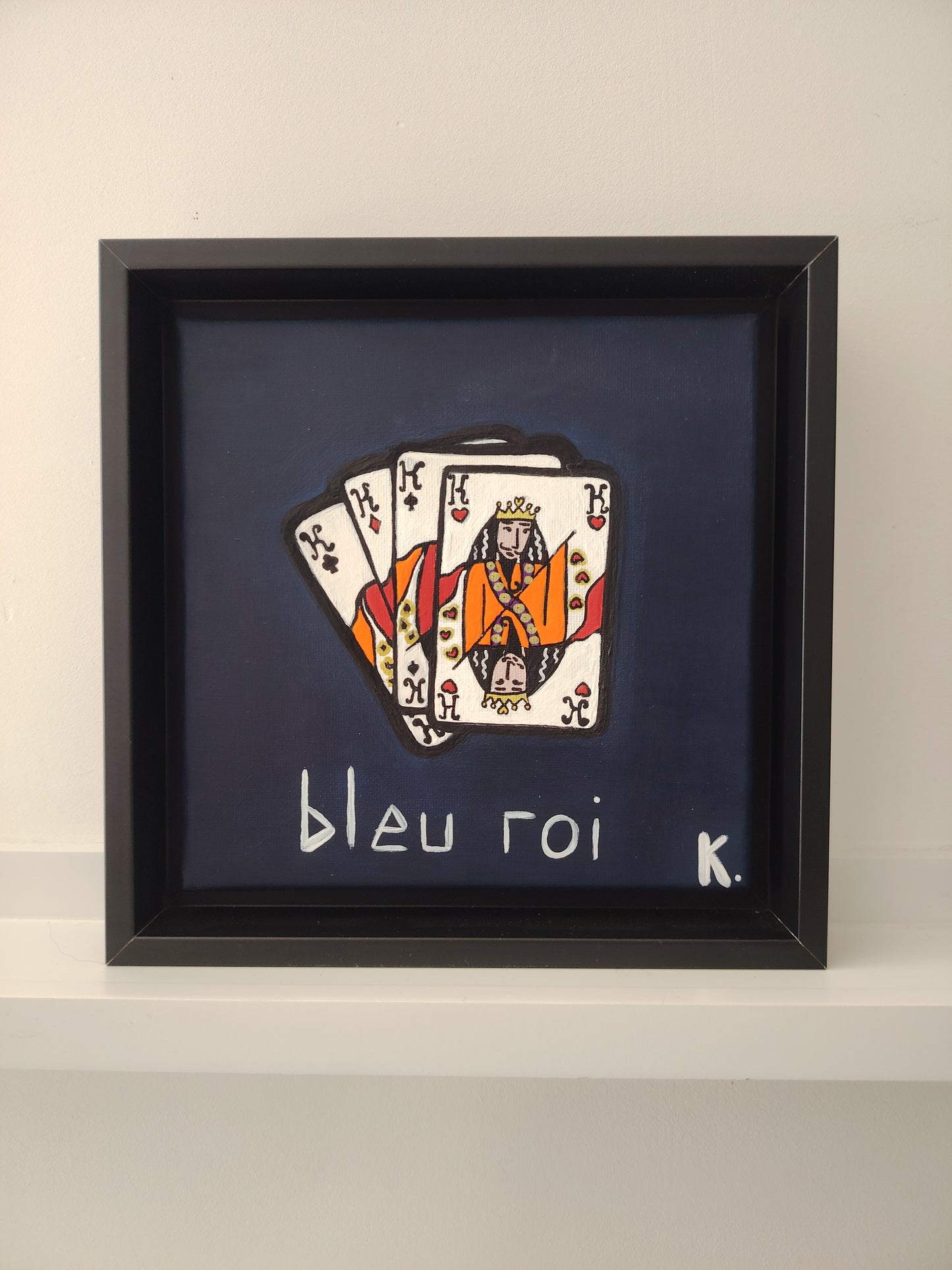 Peinture KOA Bleu Roi exposée en intérieur, œuvre pop art inspirée des cartes à jouer et décorative avec caisse américaine