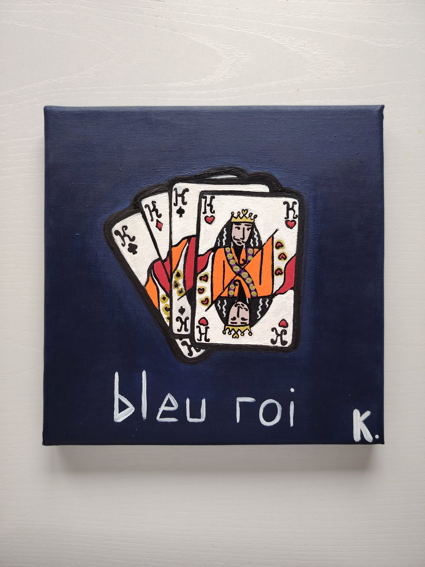 Peinture KOA Bleu Roi exposée en intérieur, œuvre pop art inspirée des cartes à jouer et décorative