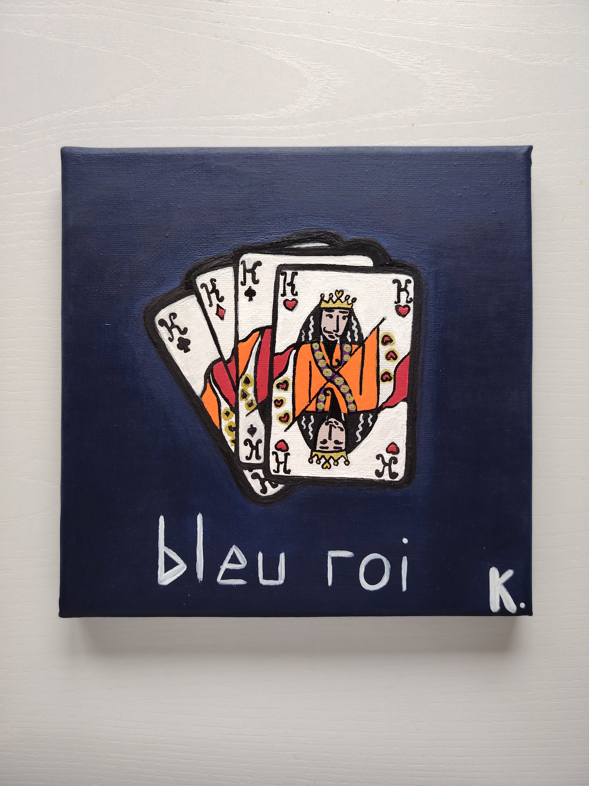 Peinture KOA Bleu Roi exposée en intérieur, œuvre pop art inspirée des cartes à jouer et décorative