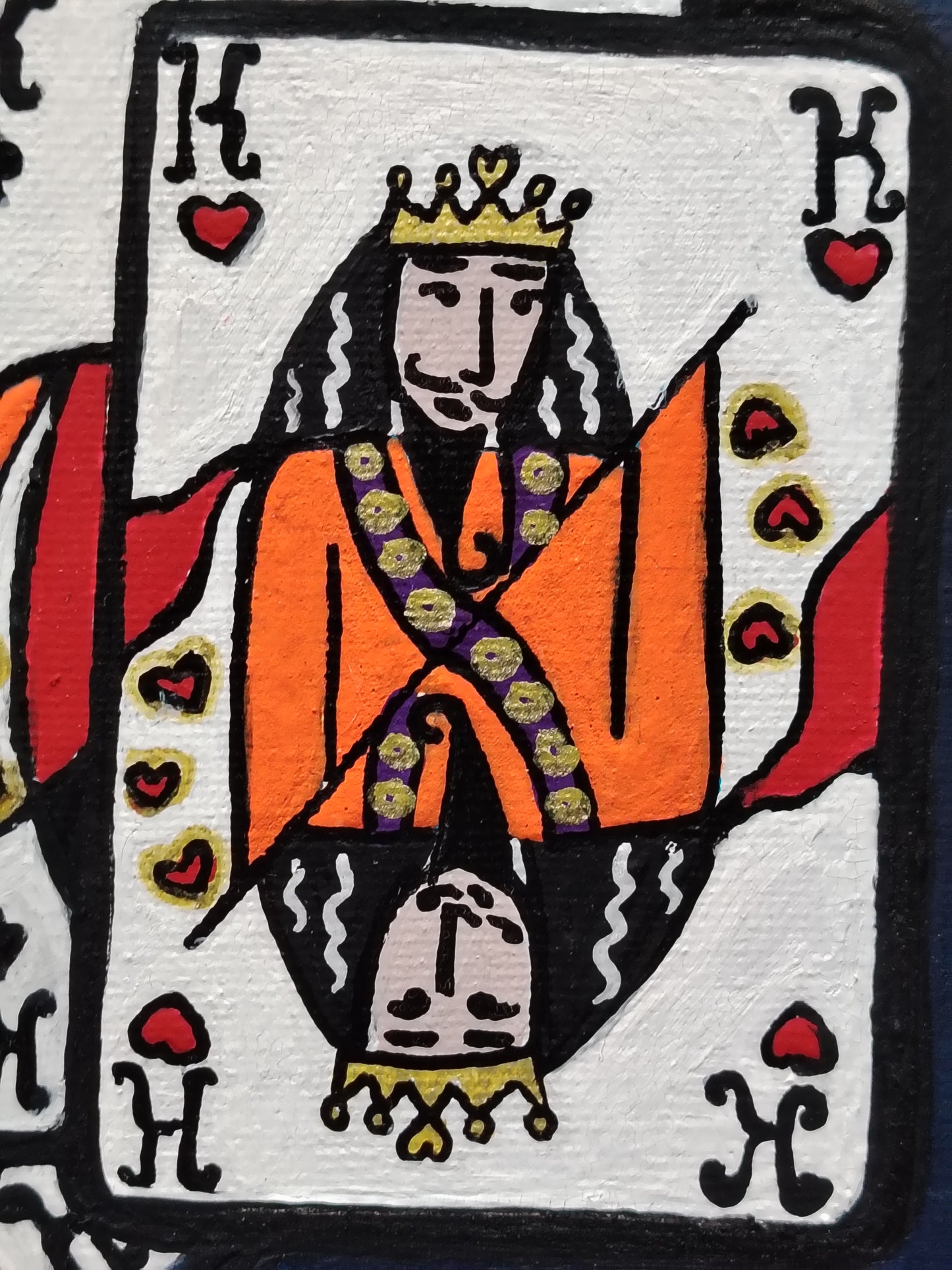 Détail de la peinture KOA Bleu Roi, roi de cœur stylisé et graphisme inspiré des cartes à jouer