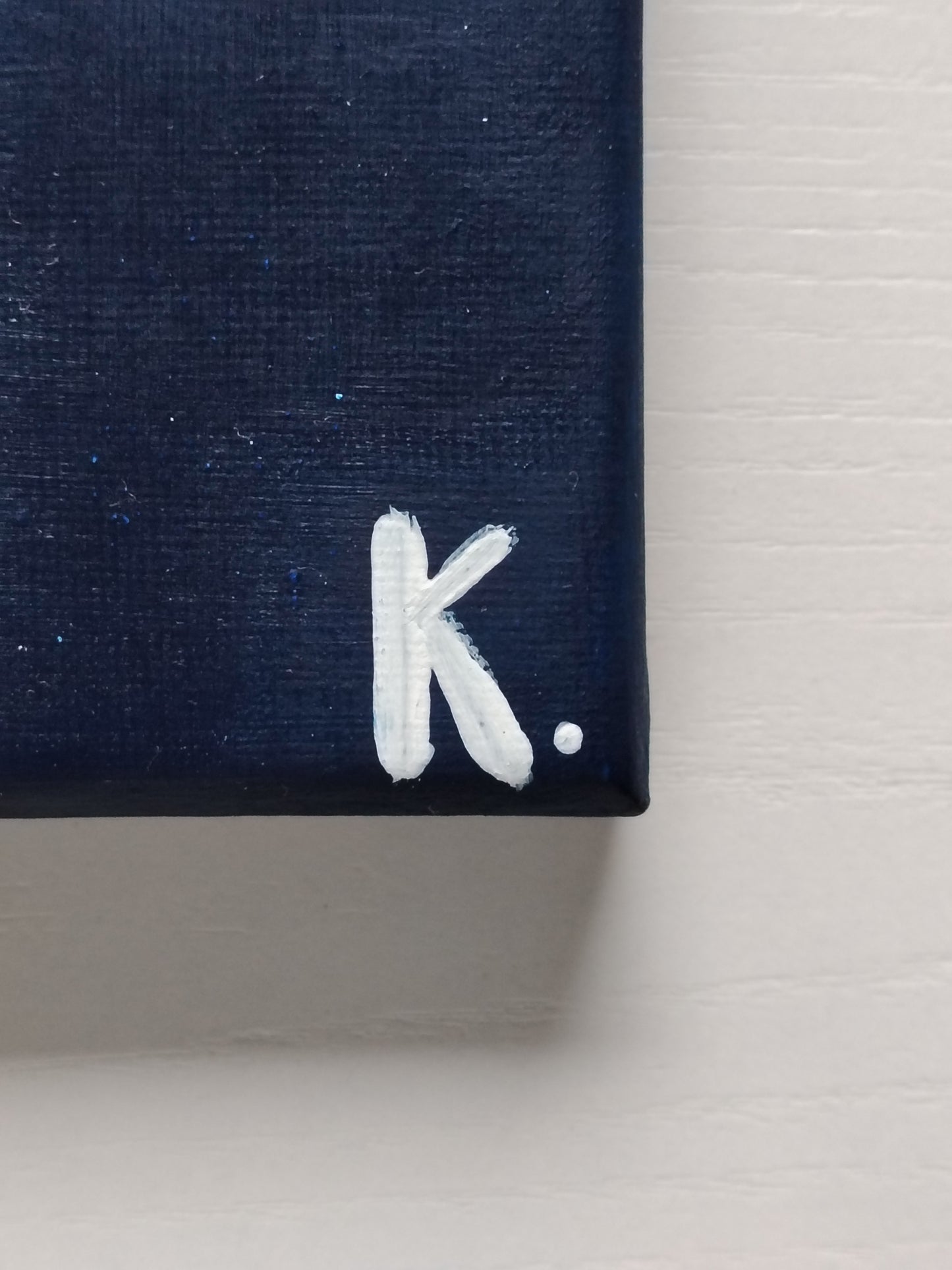 Signature de l’artiste KOA sur l’œuvre Bleu Roi avec certificat d’authenticité