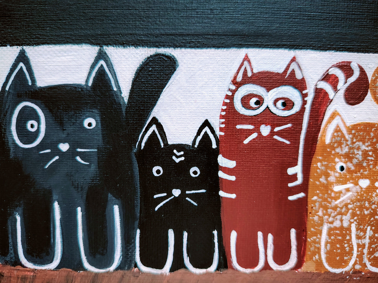 Détail de la peinture KOA Cats, chats stylisés aux couleurs contrastées sur fond noir