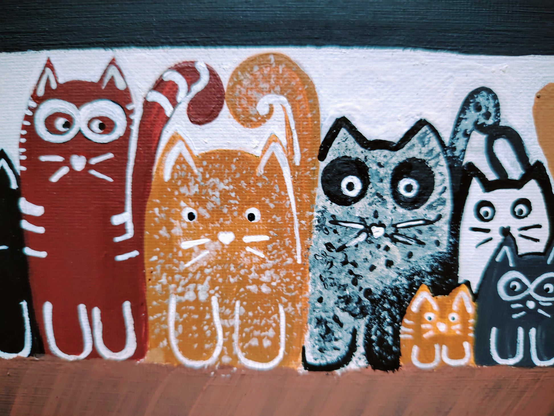 Détail de la peinture KOA Cats, chats stylisés aux couleurs contrastées sur fond noir