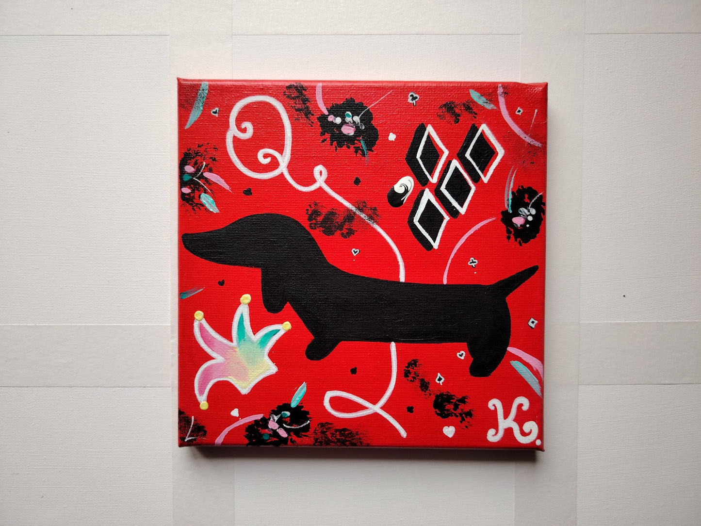 Peinture KOA Harley Quinn exposée en intérieur, œuvre contemporaine pop graphique et décorative dans l'atelier de l'artiste