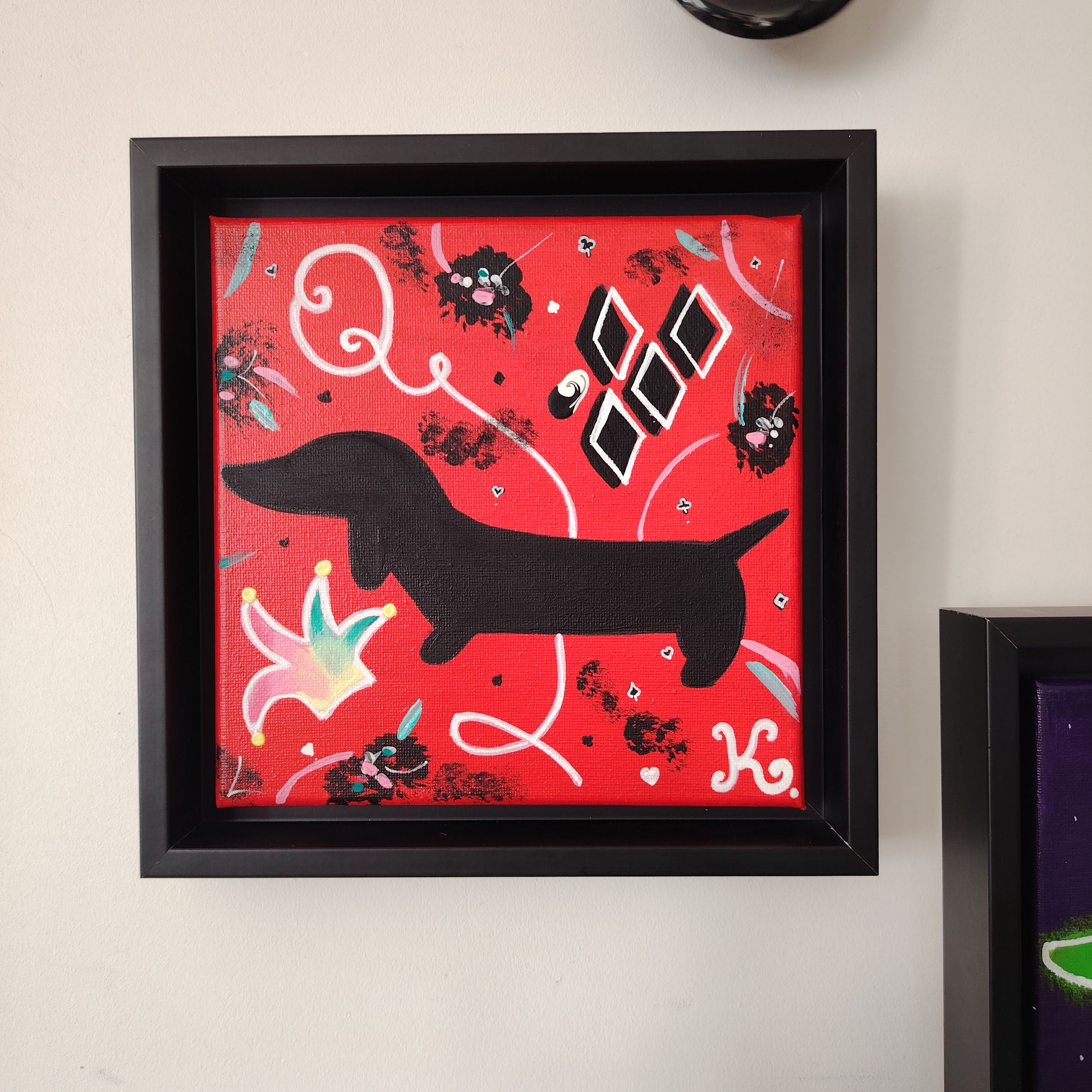 Peinture KOA Harley Quinn exposée en intérieur, œuvre contemporaine pop graphique et décorative