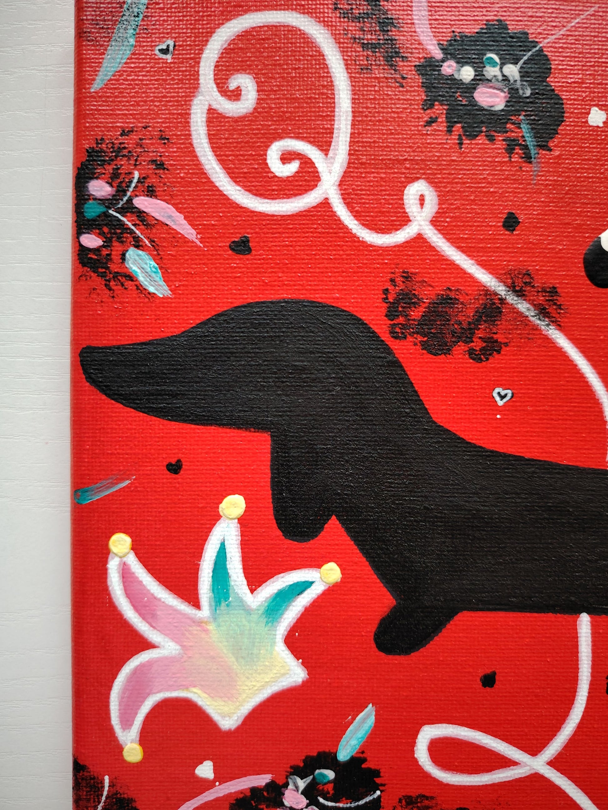 Détail de la peinture KOA Harley Quinn, teckel stylisé inspiré du personnage et contraste de couleurs vives