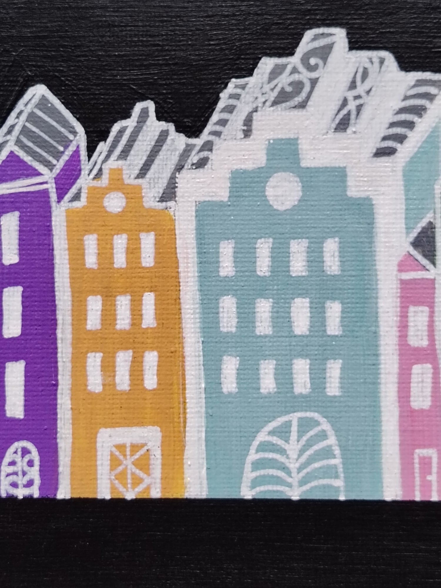 Détail de la peinture KOA Homes, alignement de petites maisons colorées sur fond noir