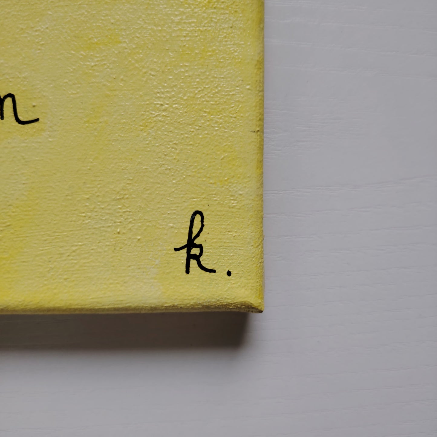 Signature de l’artiste KOA sur l’œuvre vendue Jaune Poussin avec certificat d’authenticité