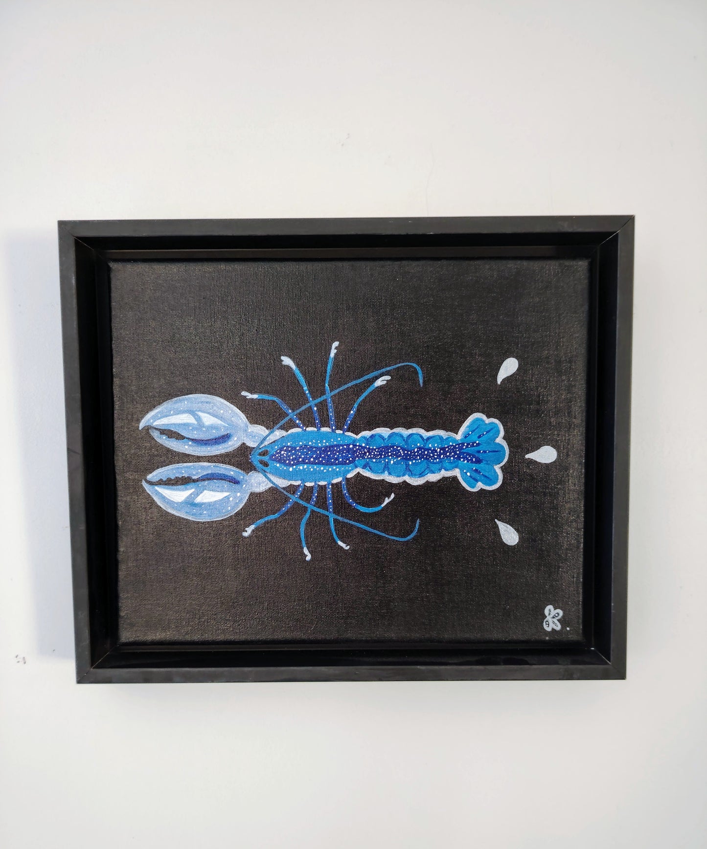Peinture KOA Le Homard exposée en intérieur, œuvre contemporaine pop graphique et décorative avec caisse américaine