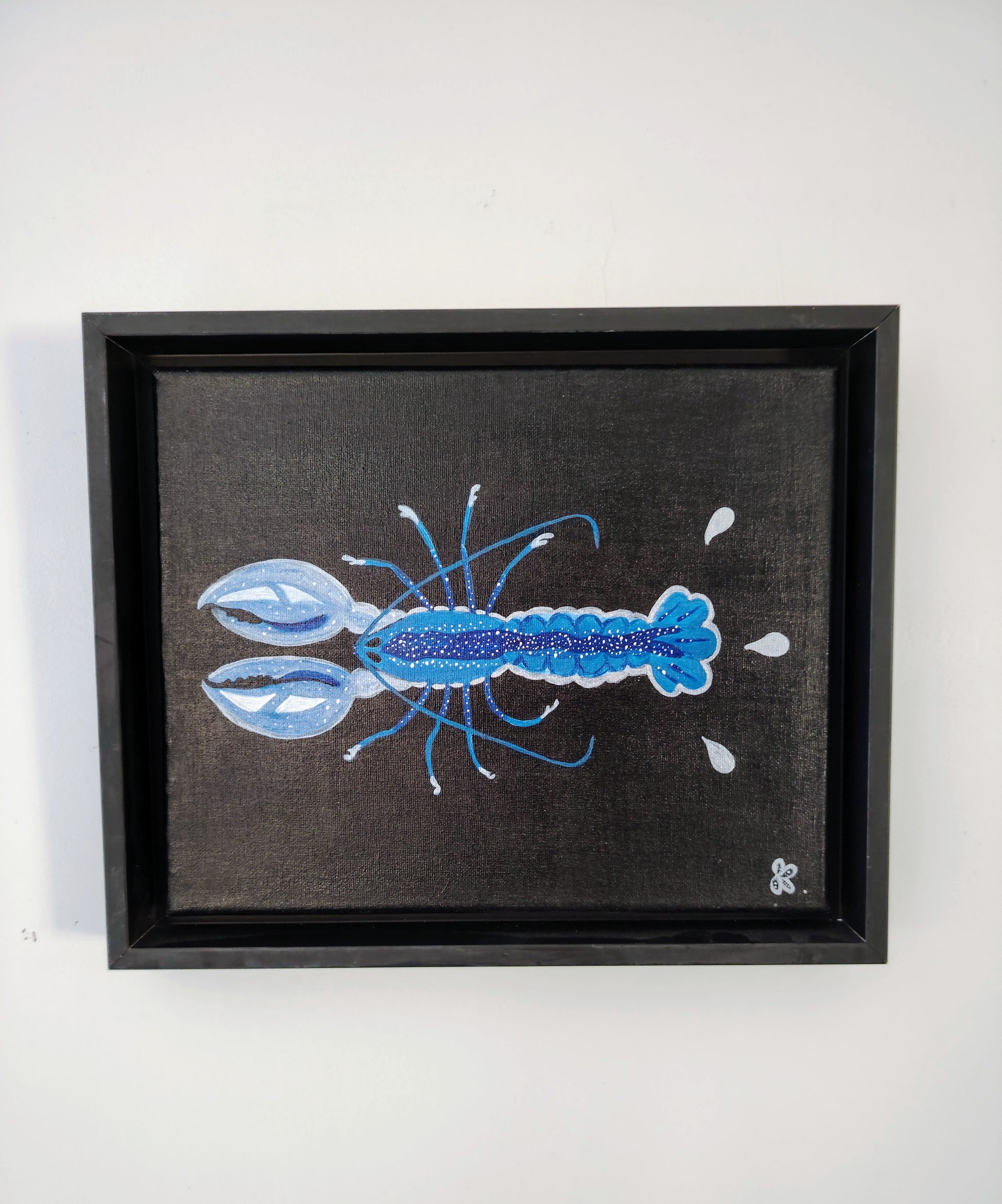 Peinture KOA Le Homard exposée en intérieur, œuvre contemporaine pop graphique et décorative avec caisse américaine