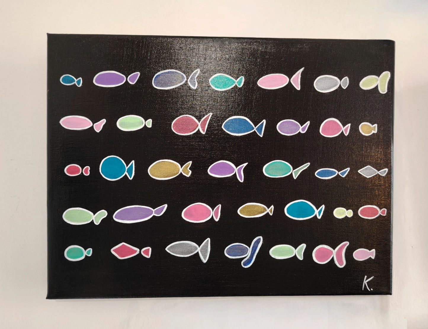 Peinture KOA Les Poissons exposée en intérieur neutre, œuvre contemporaine pop graphique et décorative