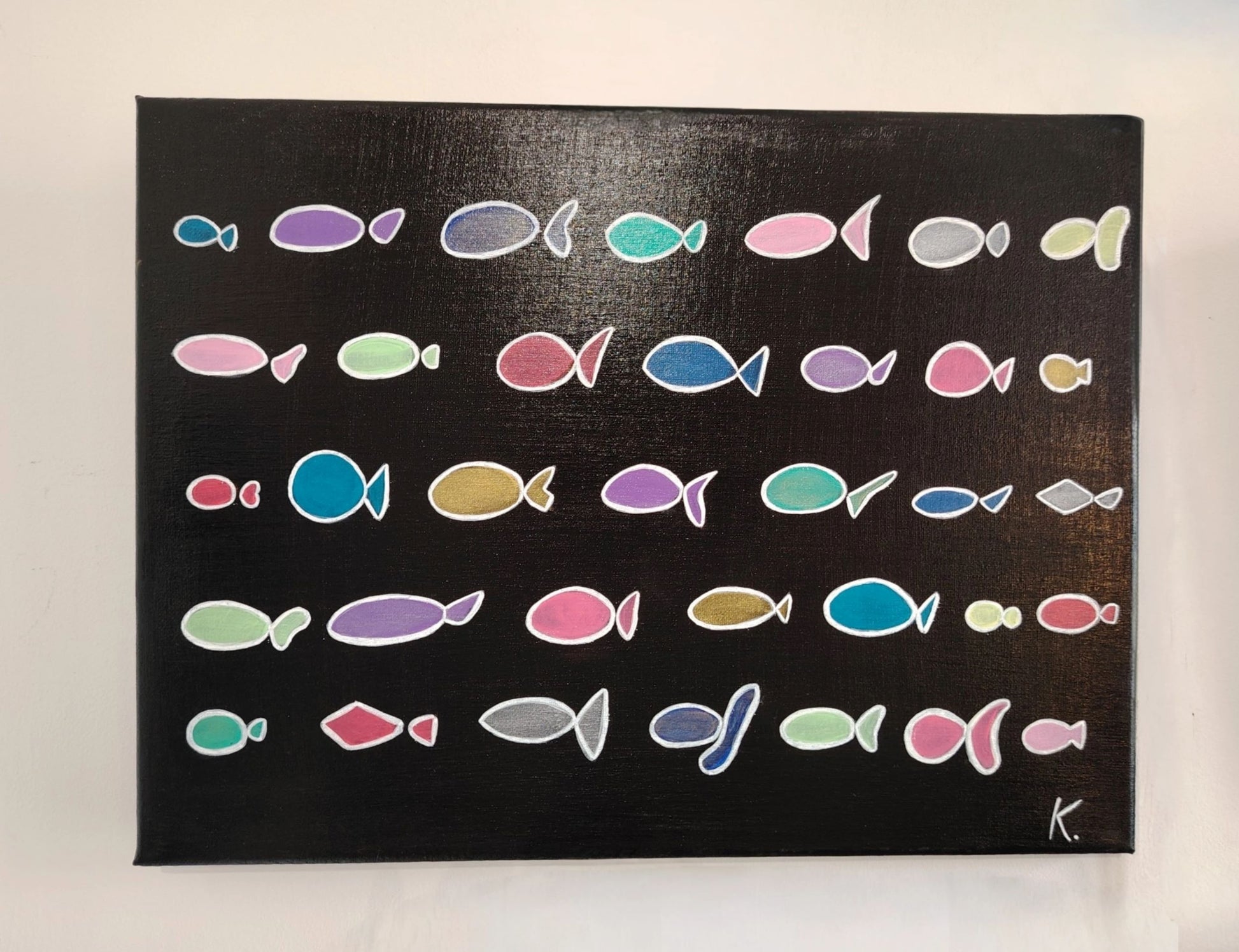 Peinture KOA Les Poissons exposée en intérieur neutre, œuvre contemporaine pop graphique et décorative