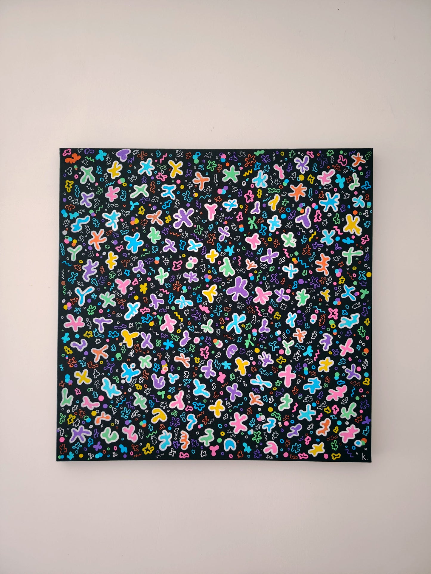 Peinture KOA Motifation 1 exposée en intérieur, œuvre contemporaine abstraite et décorative