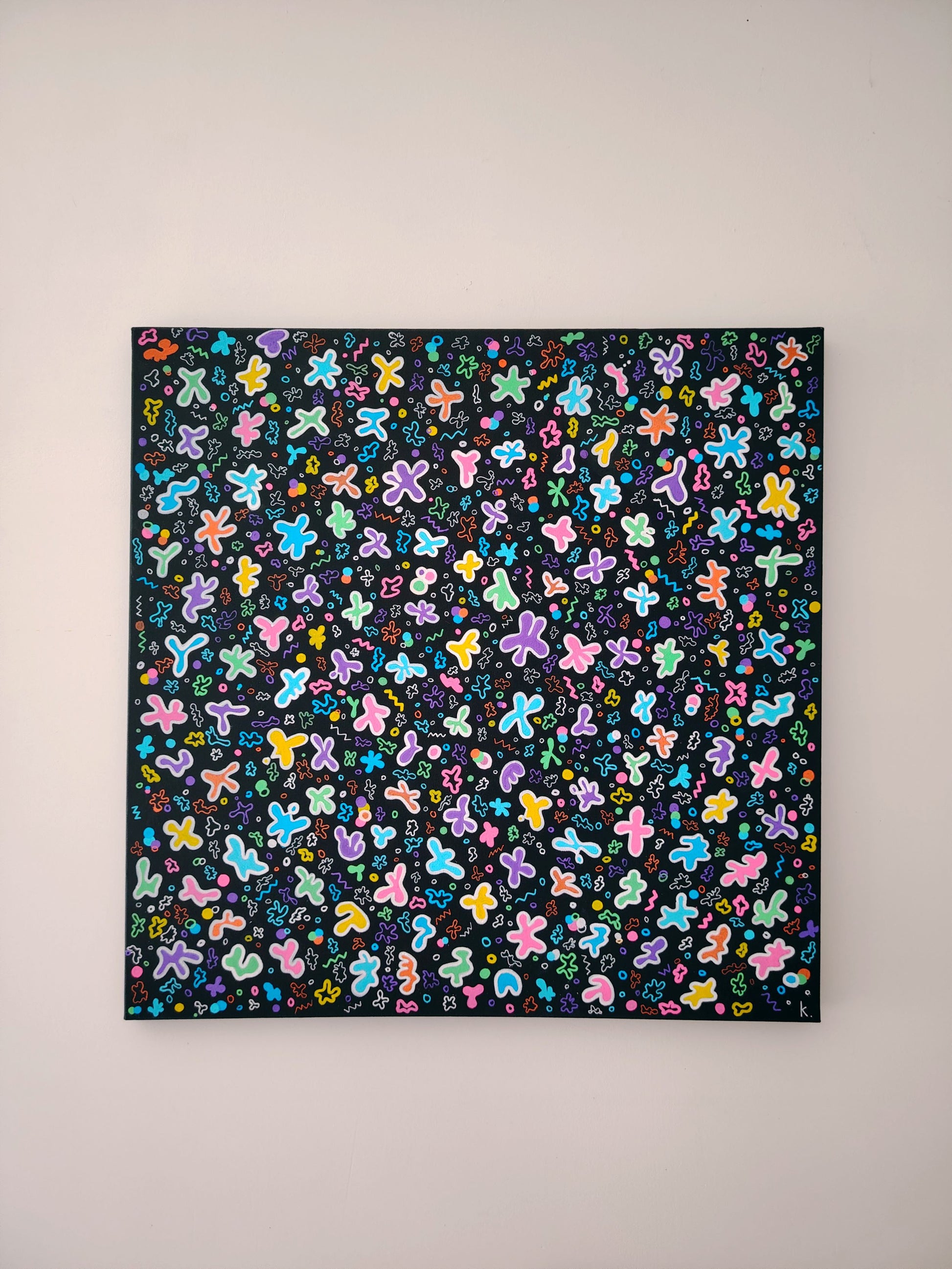 Peinture KOA Motifation 1 exposée en intérieur, œuvre contemporaine abstraite et décorative