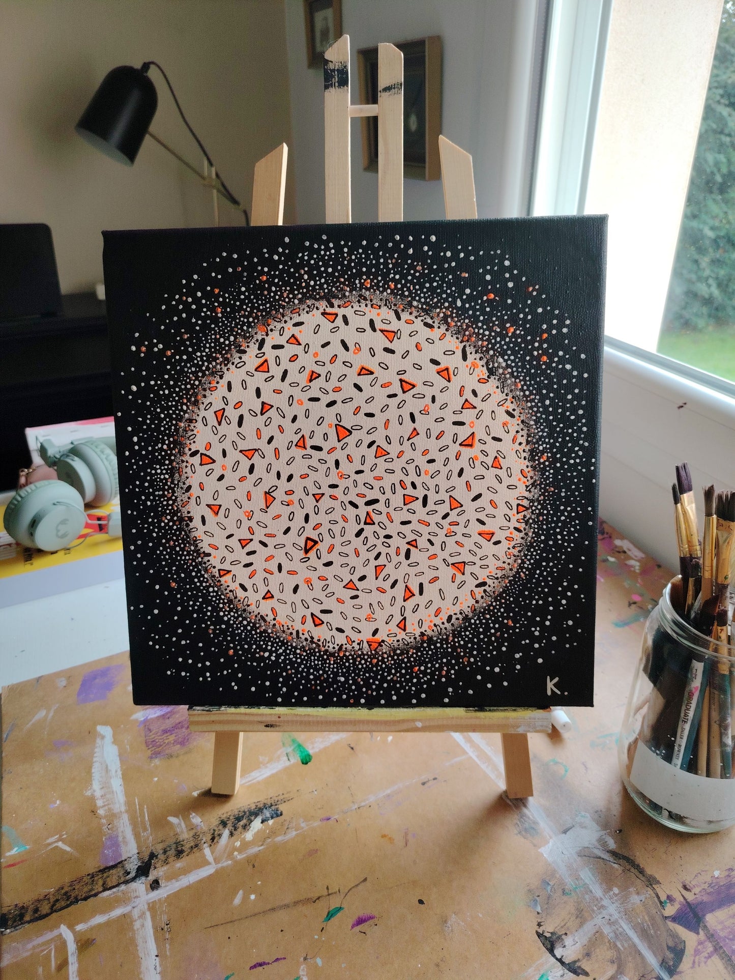 Peinture KOA Motifation 3 exposée en intérieur, œuvre contemporaine abstraite pop et graphique dans l'atelier de l'artiste