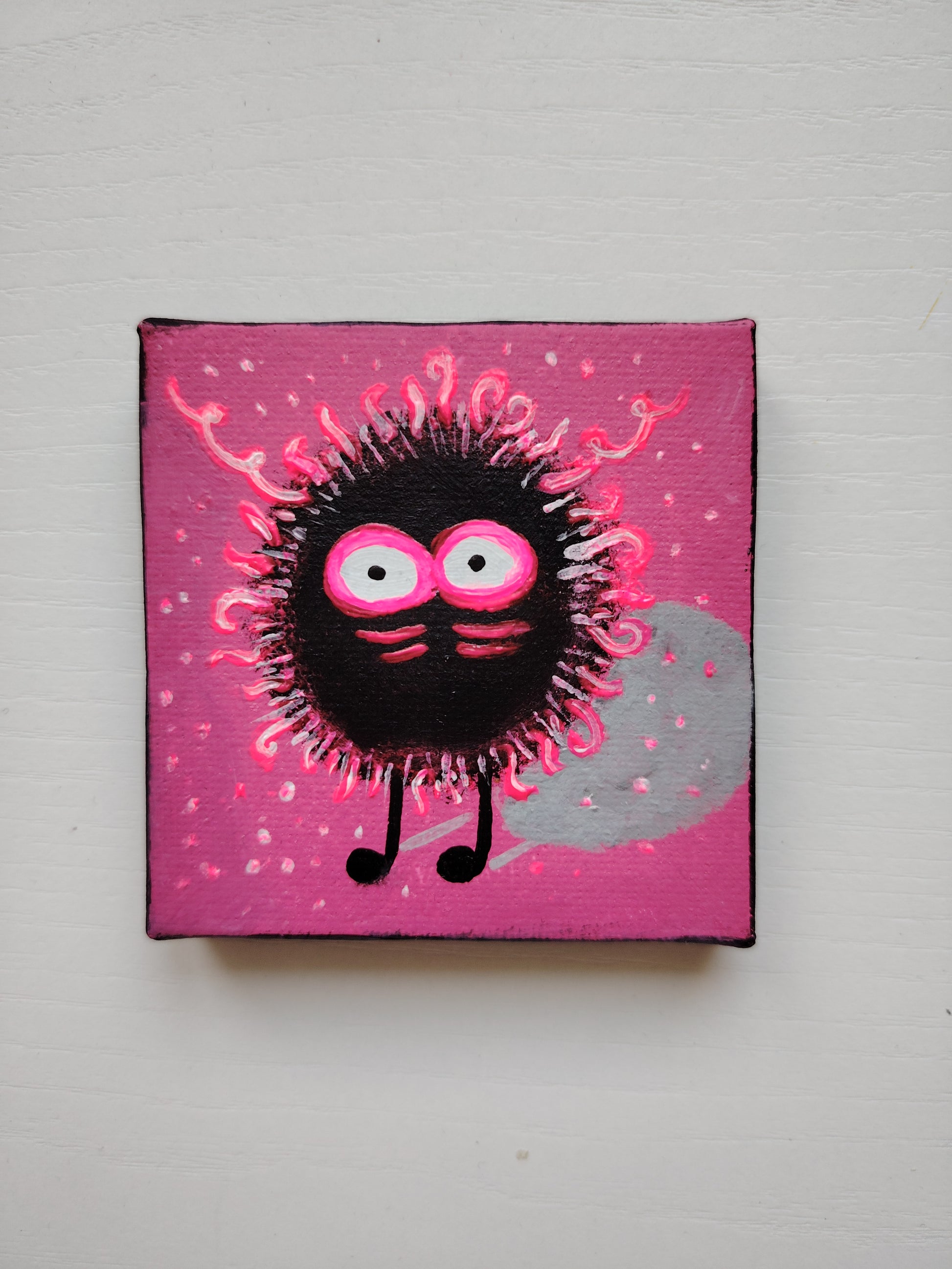 Micro œuvre KOA Mout Fushia exposée en situation intérieure neutre, art contemporain miniature et coloré