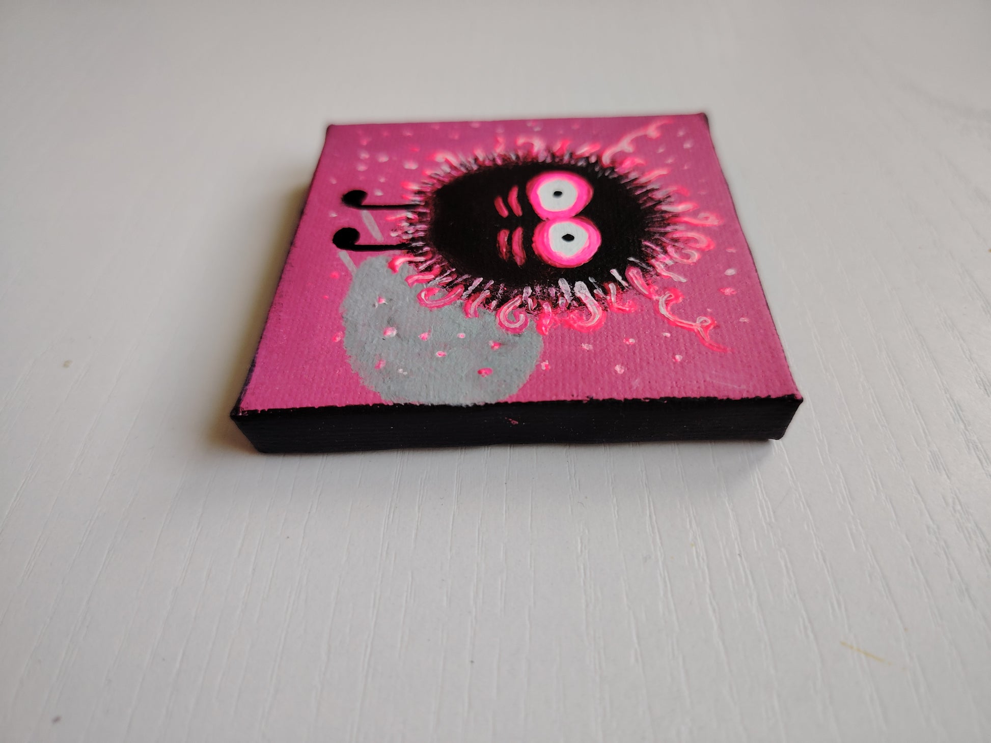Côté de l’œuvre KOA Mout Fushia sur châssis bois, peinture originale 7x7 cm