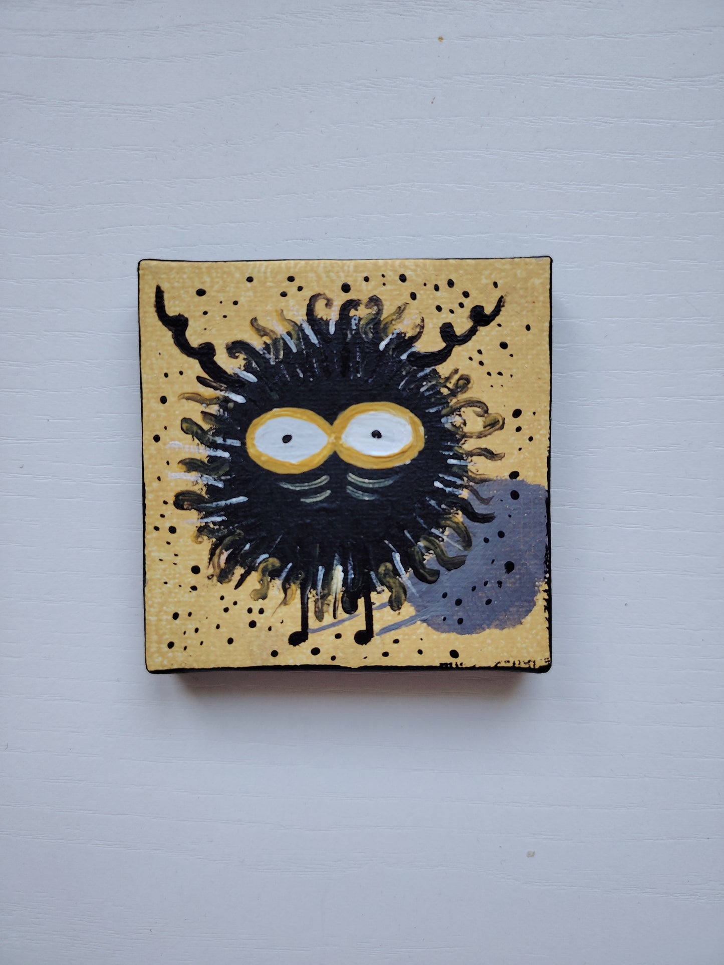 Micro œuvre KOA Mout Jaune exposée en situation intérieure neutre, art contemporain miniature et coloré