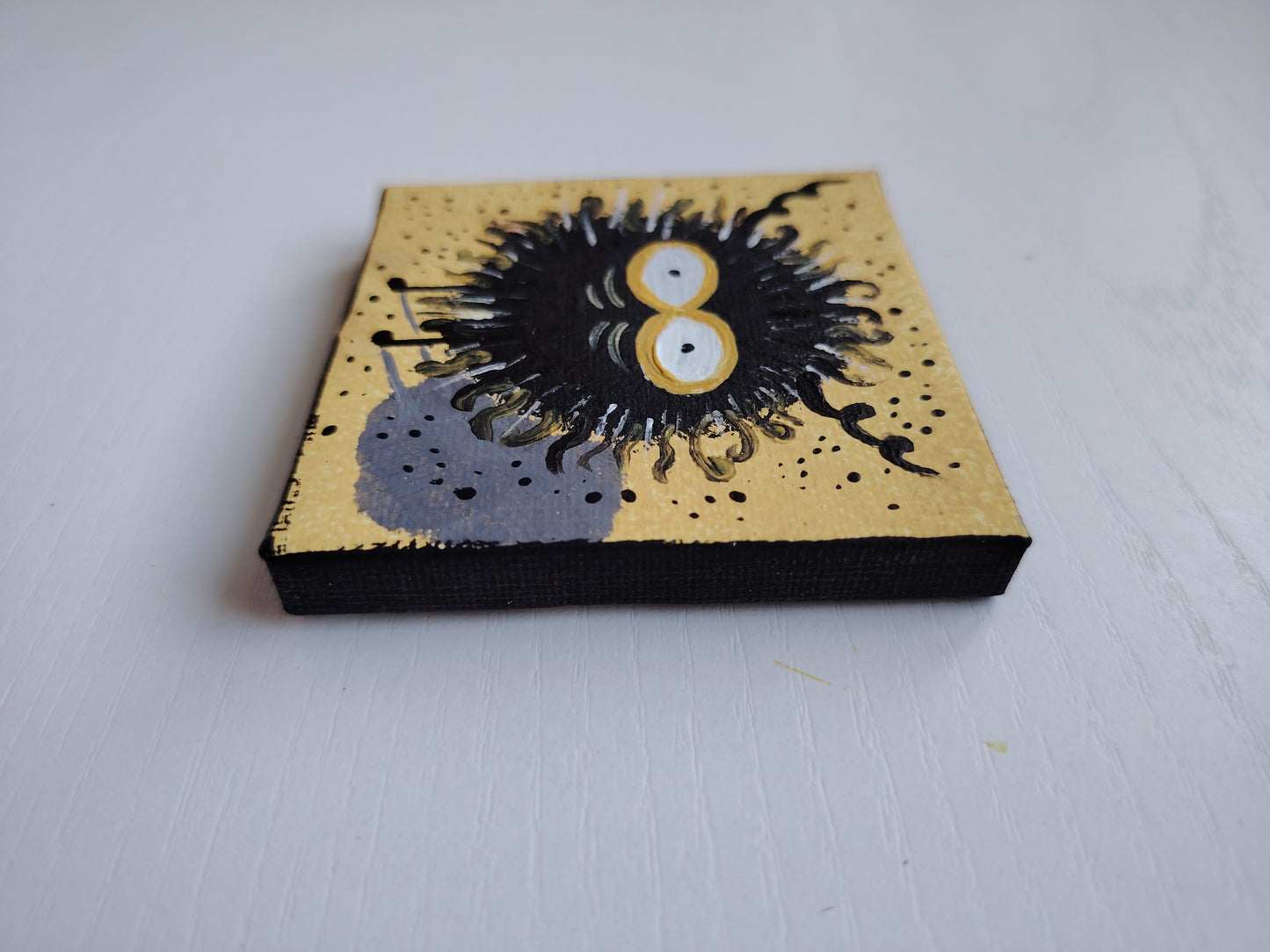 Côté de l’œuvre KOA Mout Jaune sur châssis bois, peinture originale 7x7 cm