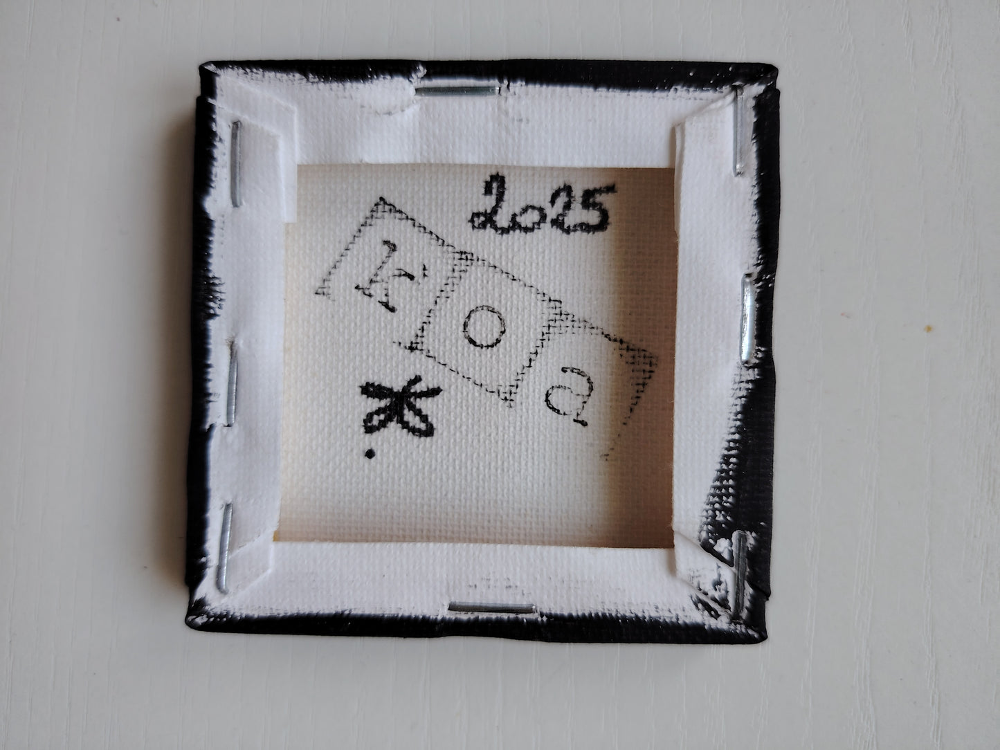 Revers de l’œuvre KOA Mout Jaune sur châssis bois, peinture originale 7x7 cm