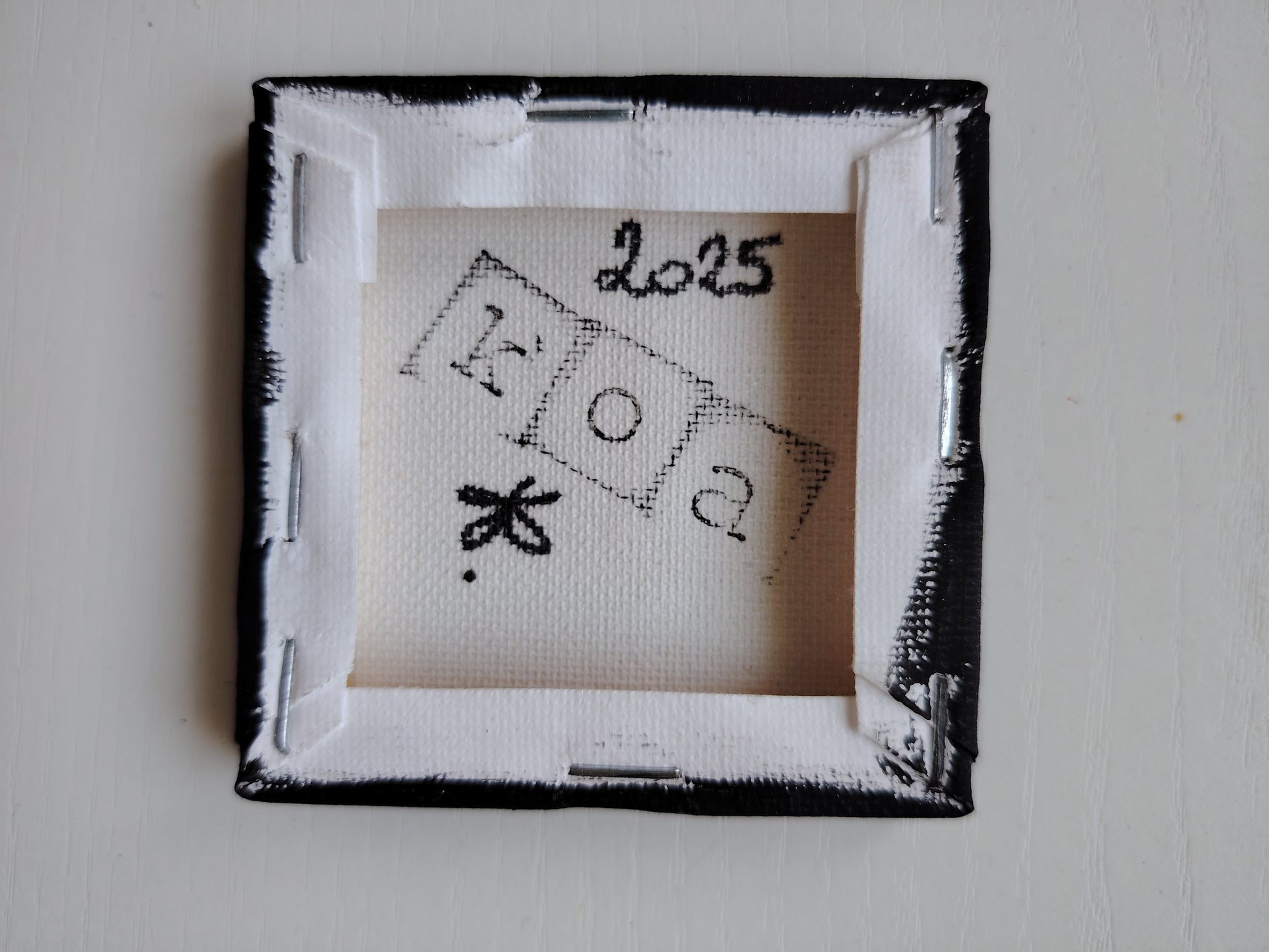 Revers de l’œuvre KOA Mout Jaune sur châssis bois, peinture originale 7x7 cm