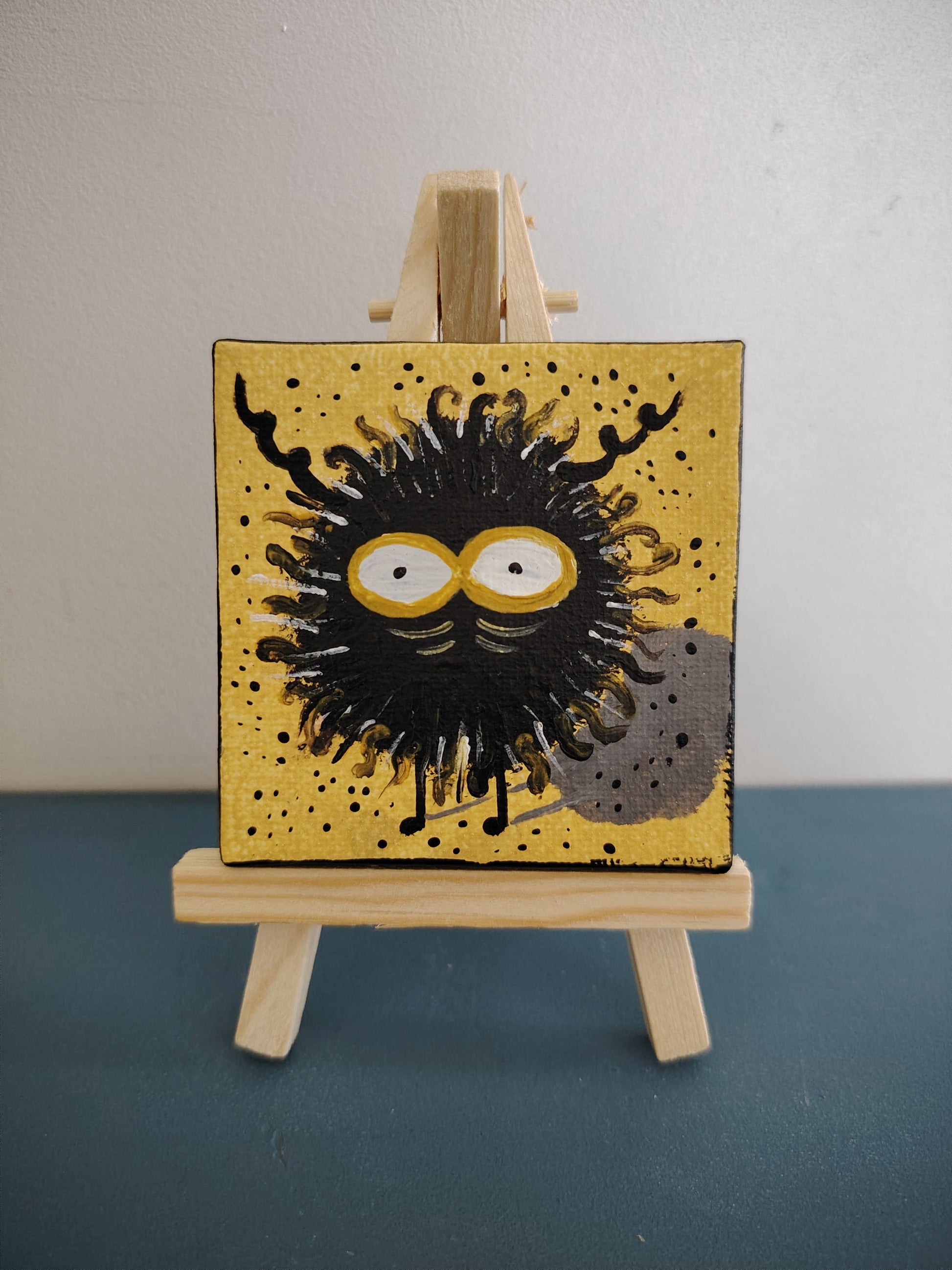 Œuvre originale KOA Mout Jaune peinture acrylique sur toile 7x7 cm, micro œuvre contemporaine pop colorée sur chevalet