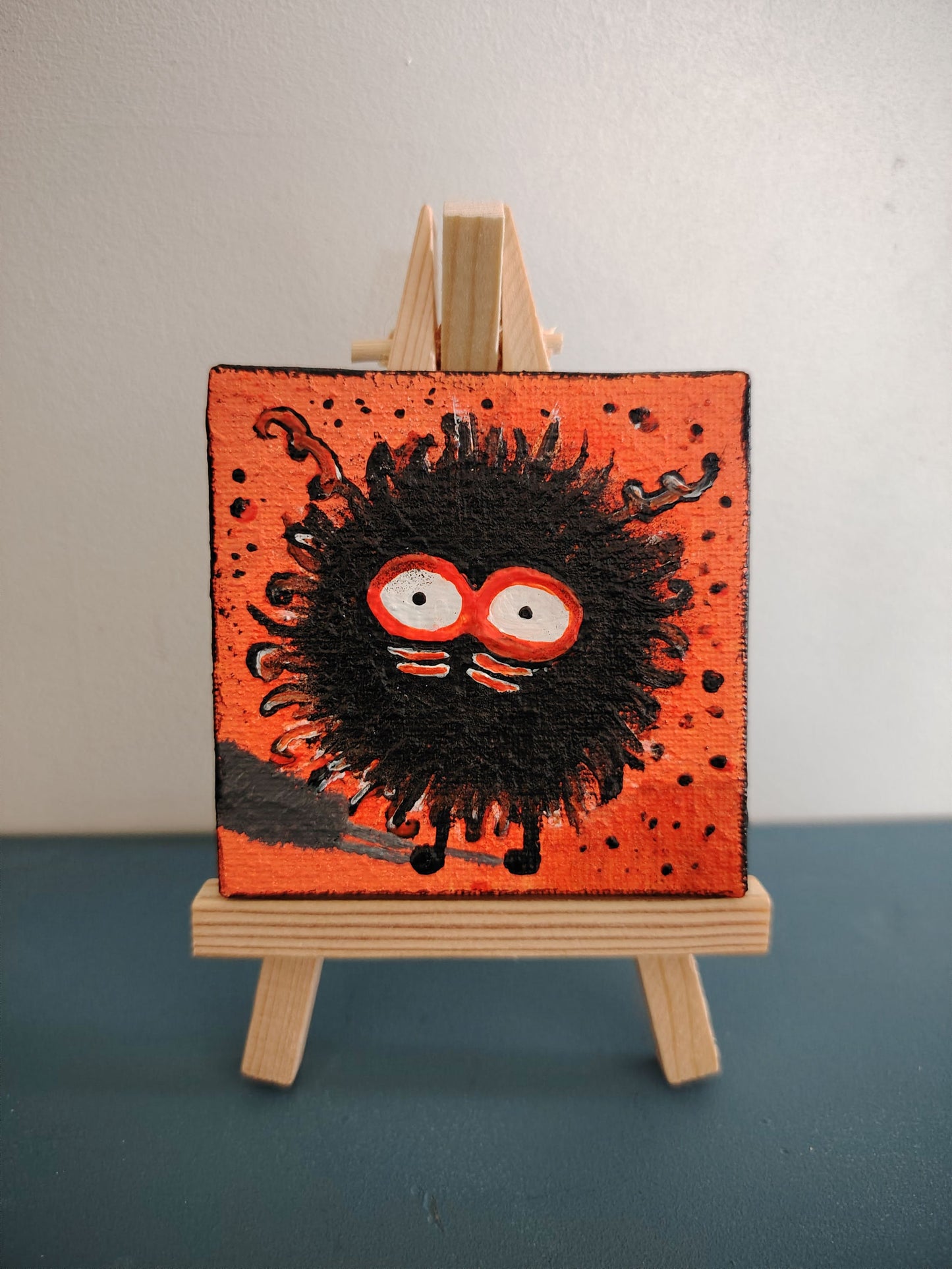 Micro œuvre KOA Mout Orange exposée en situation intérieure sur chevalet, art contemporain pop coloré et miniature