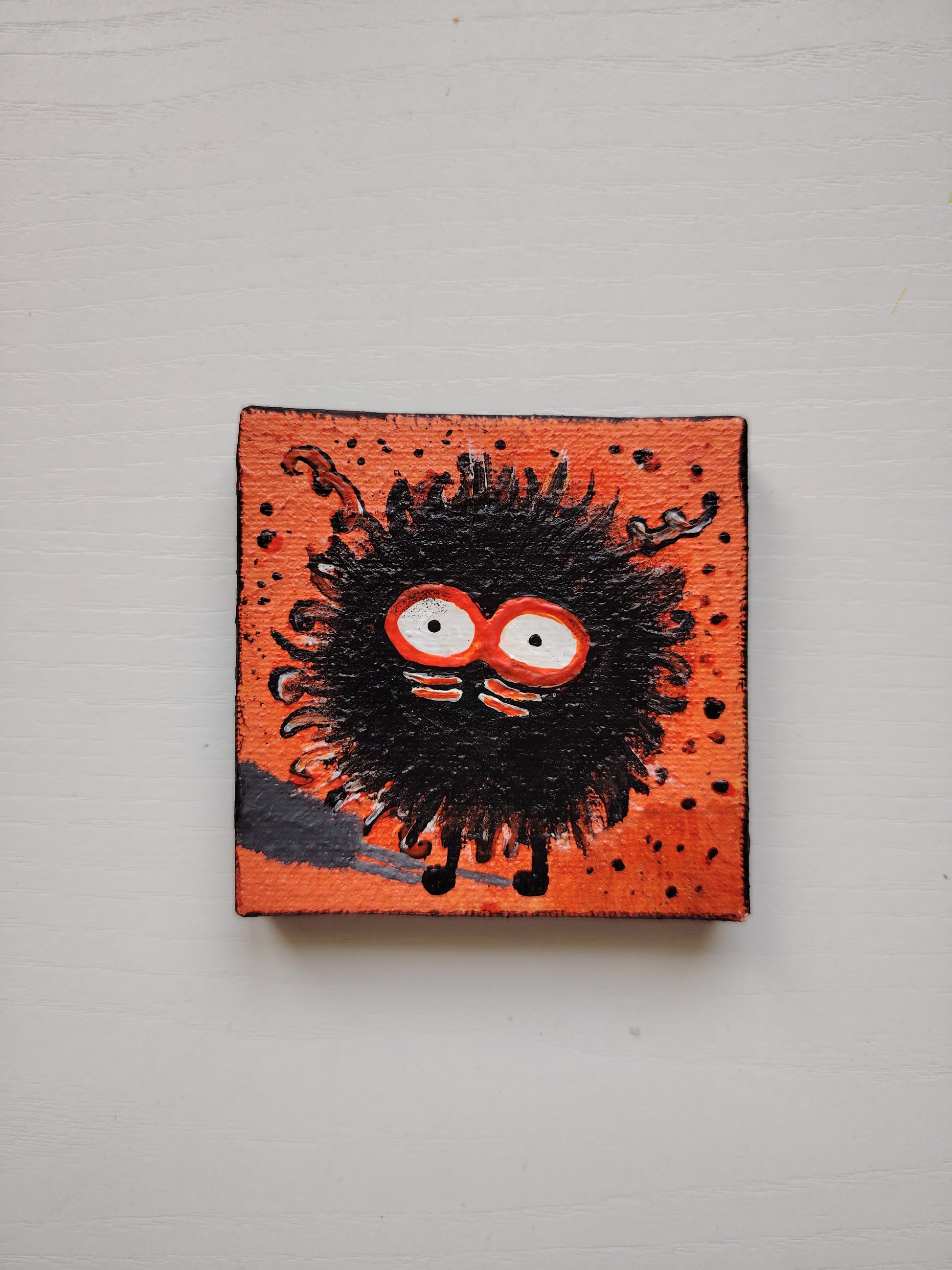 Micro œuvre KOA Mout Orange exposée en situation intérieure neutre, art contemporain pop coloré et miniature