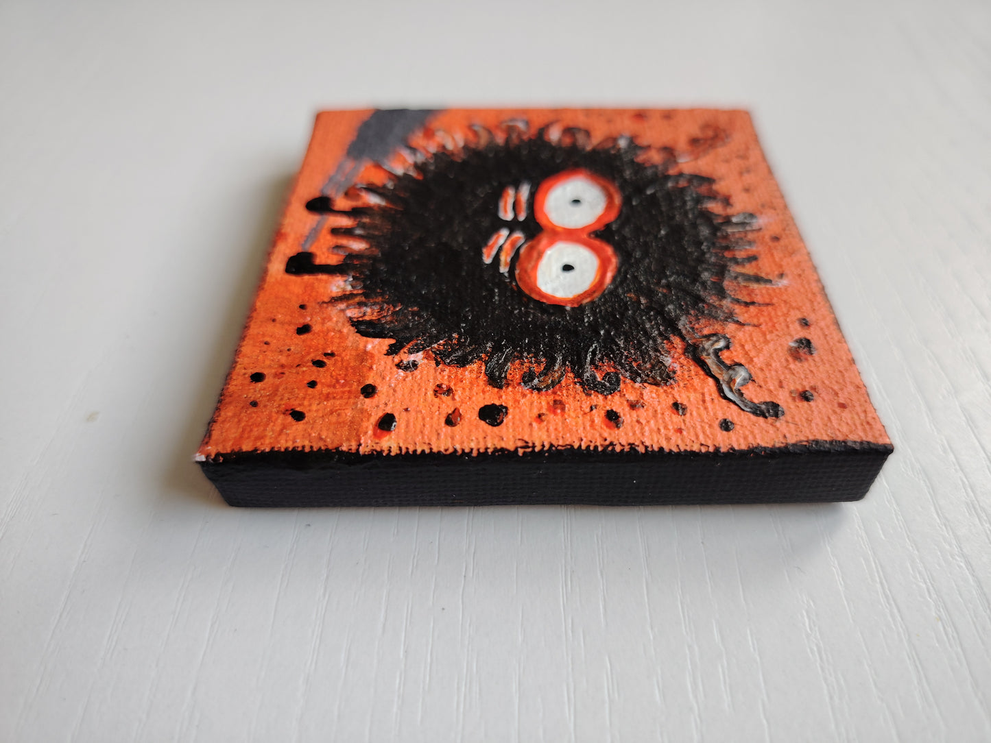 Côté de l’œuvre KOA Mout Orange sur châssis bois, peinture originale 7x7 cm