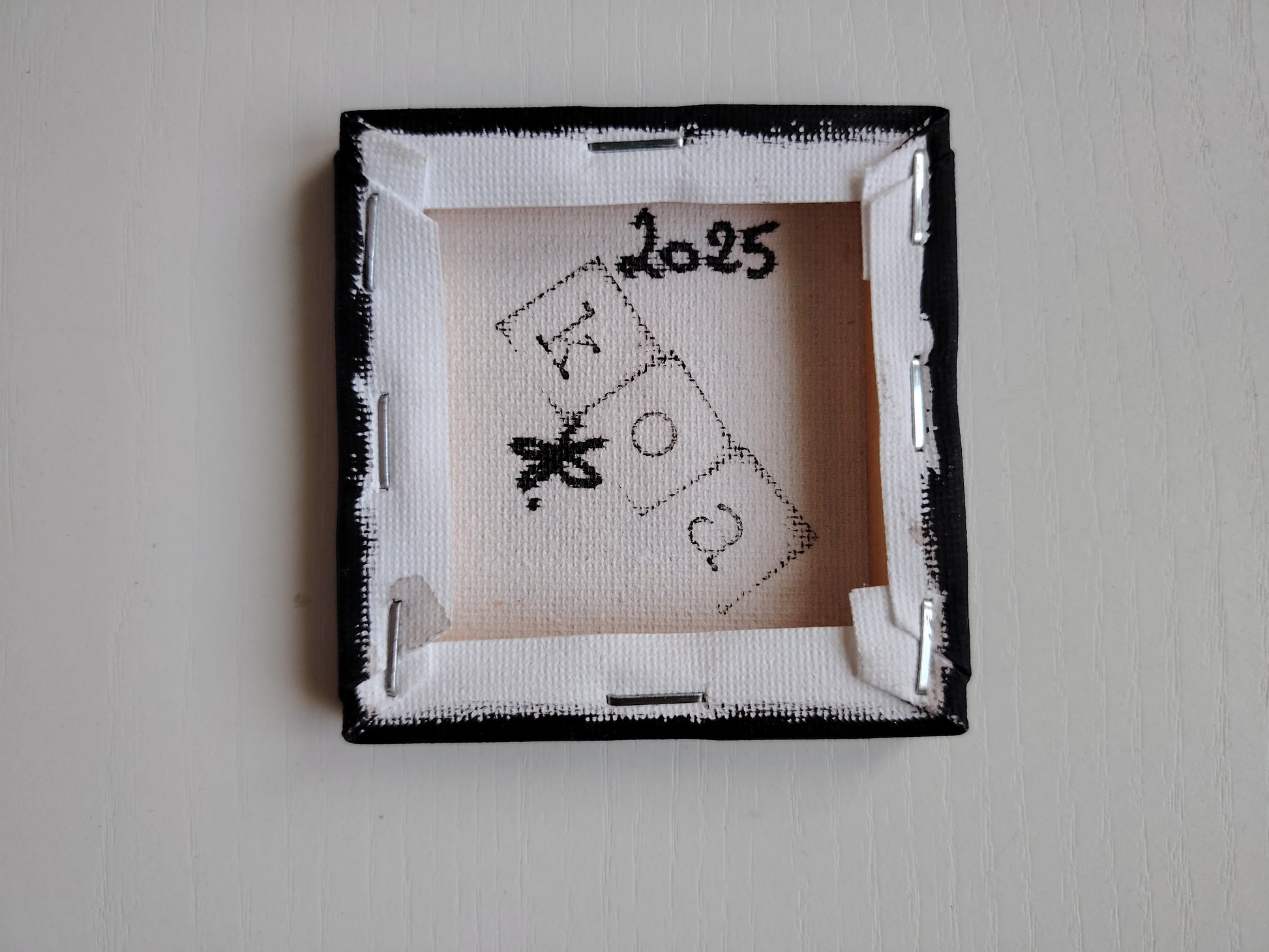 Signature de l’artiste KOA sur l’œuvre Mout Orange avec certificat d’authenticité et chevalet miniature