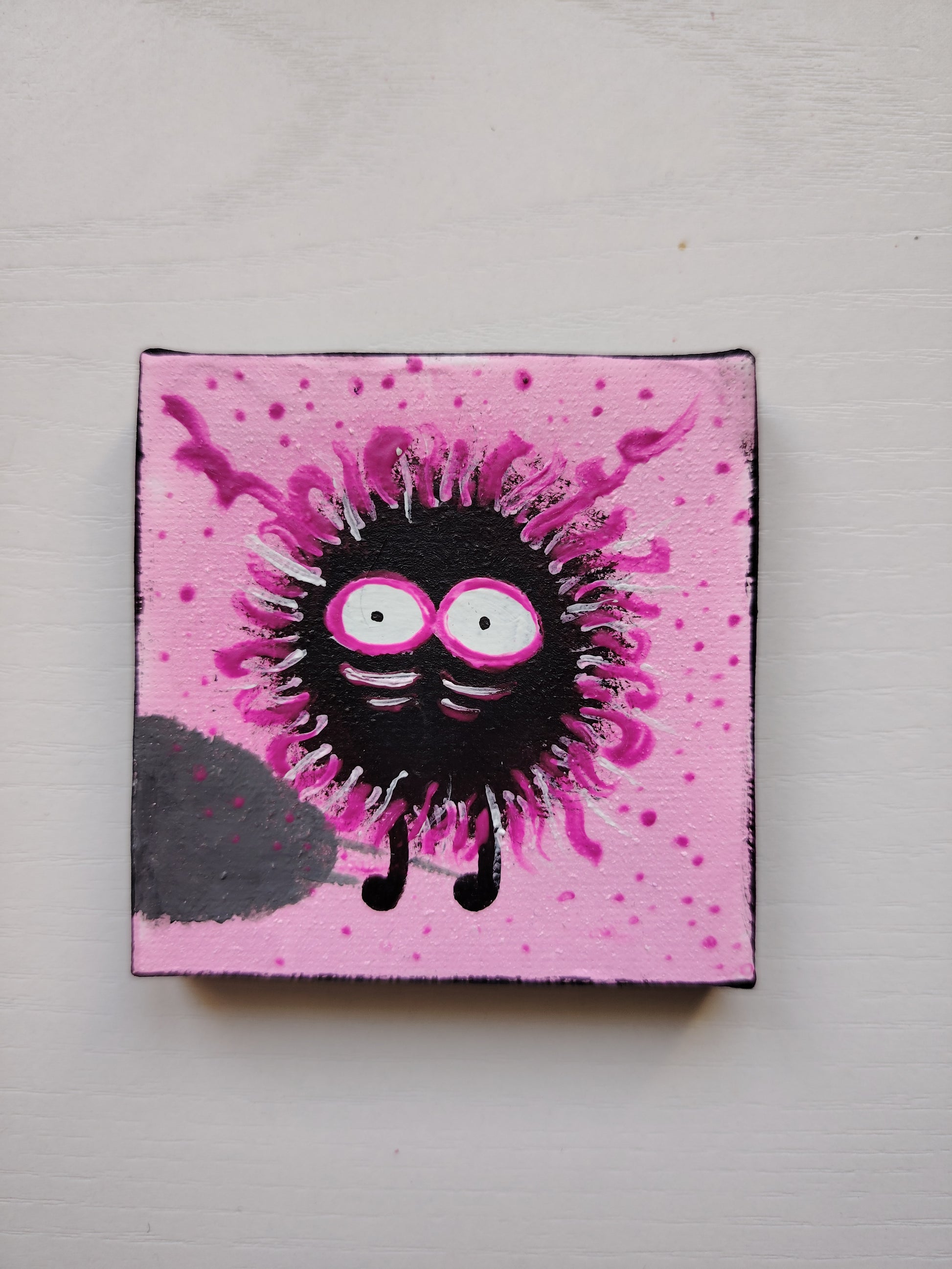 Micro œuvre KOA Mout Rose exposée en situation intérieure neutre, art contemporain miniature et coloré