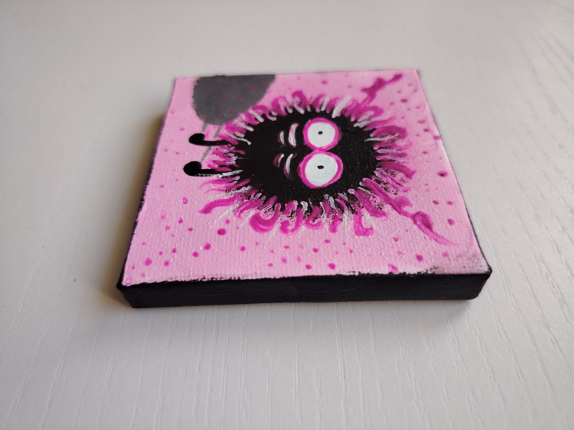 Côté de l’œuvre KOA Mout Rose sur châssis bois, peinture originale 7x7 cm