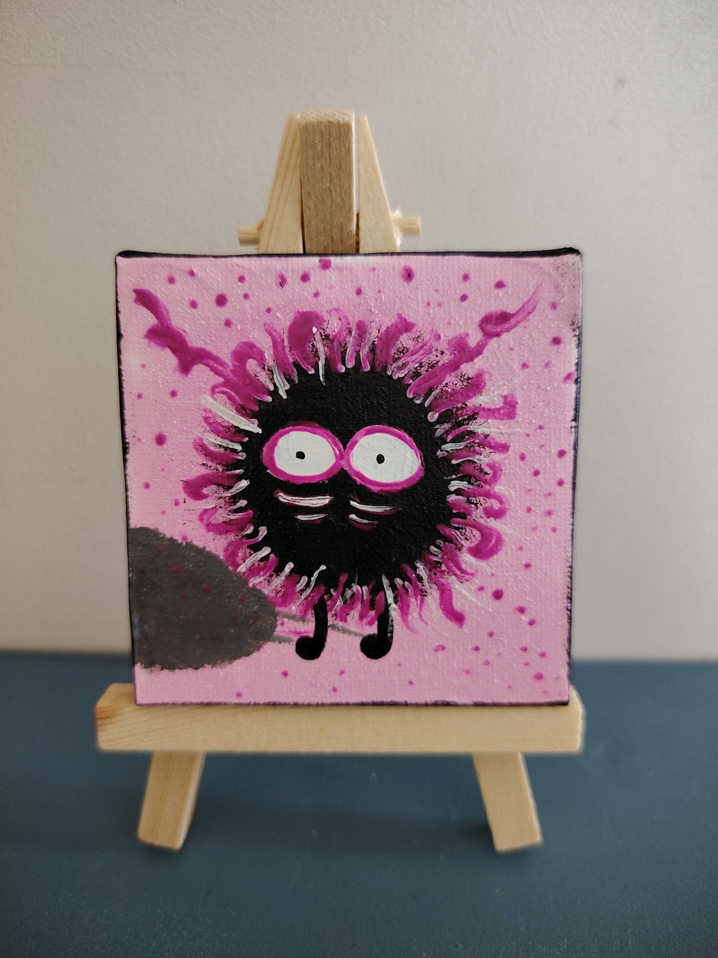 Œuvre originale KOA Mout Rose peinture acrylique sur toile 7x7 cm, micro œuvre contemporaine pop et émotionnelle sur chevalet