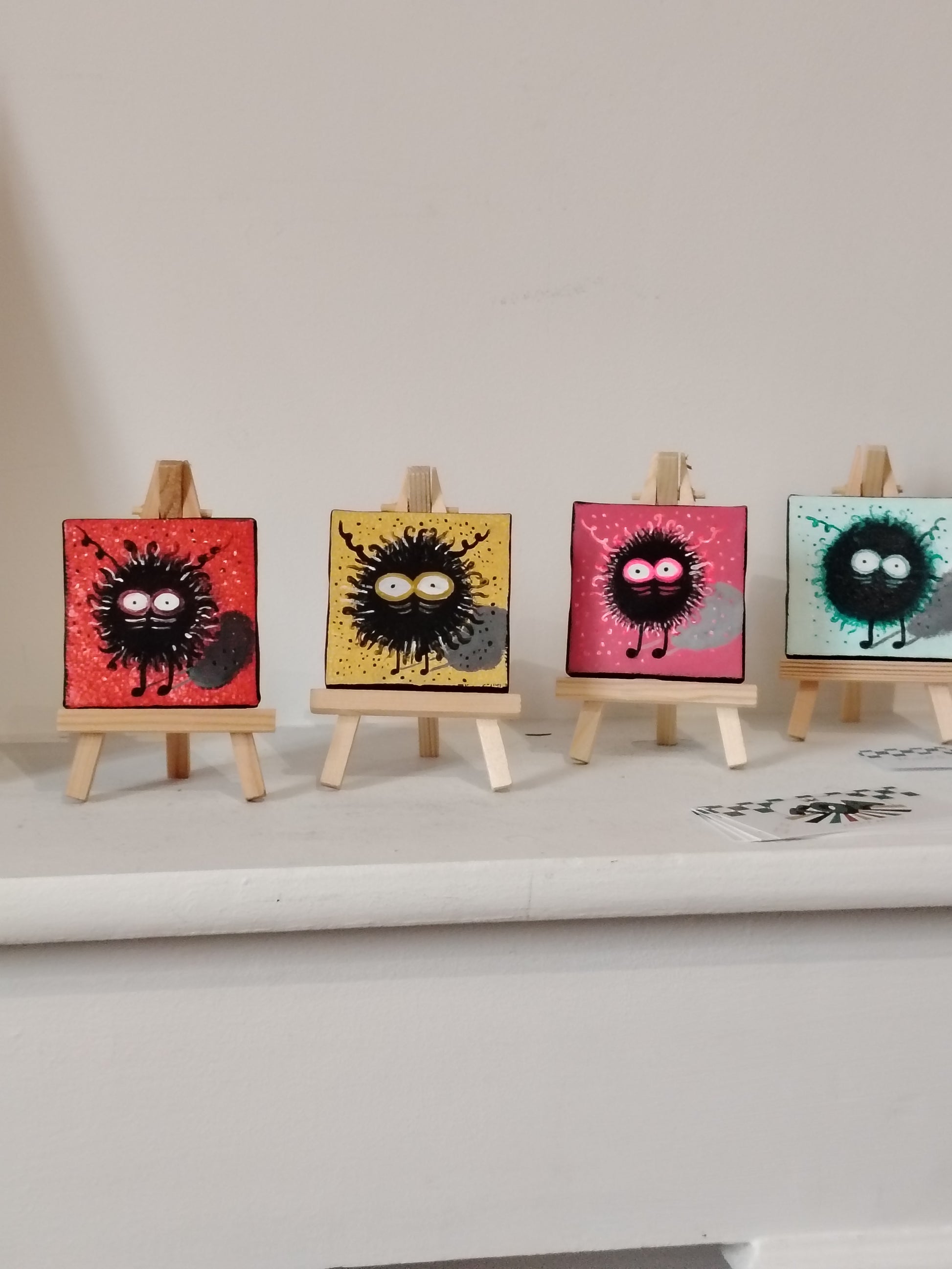 Micro œuvre vendue KOA Mout Rouge exposée en situation intérieure, art contemporain miniature et coloré