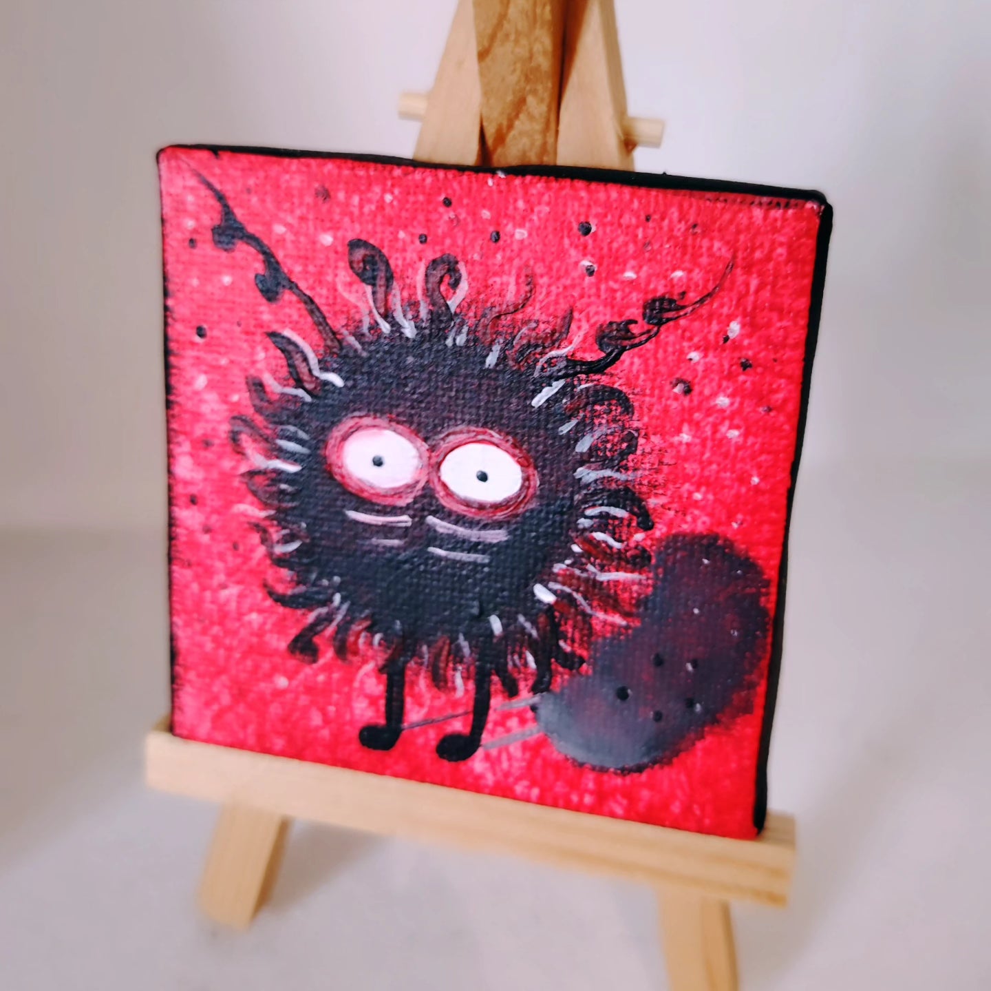 Détail de la peinture acrylique vendue KOA Mout Rouge, texture et matière picturale en gros plan