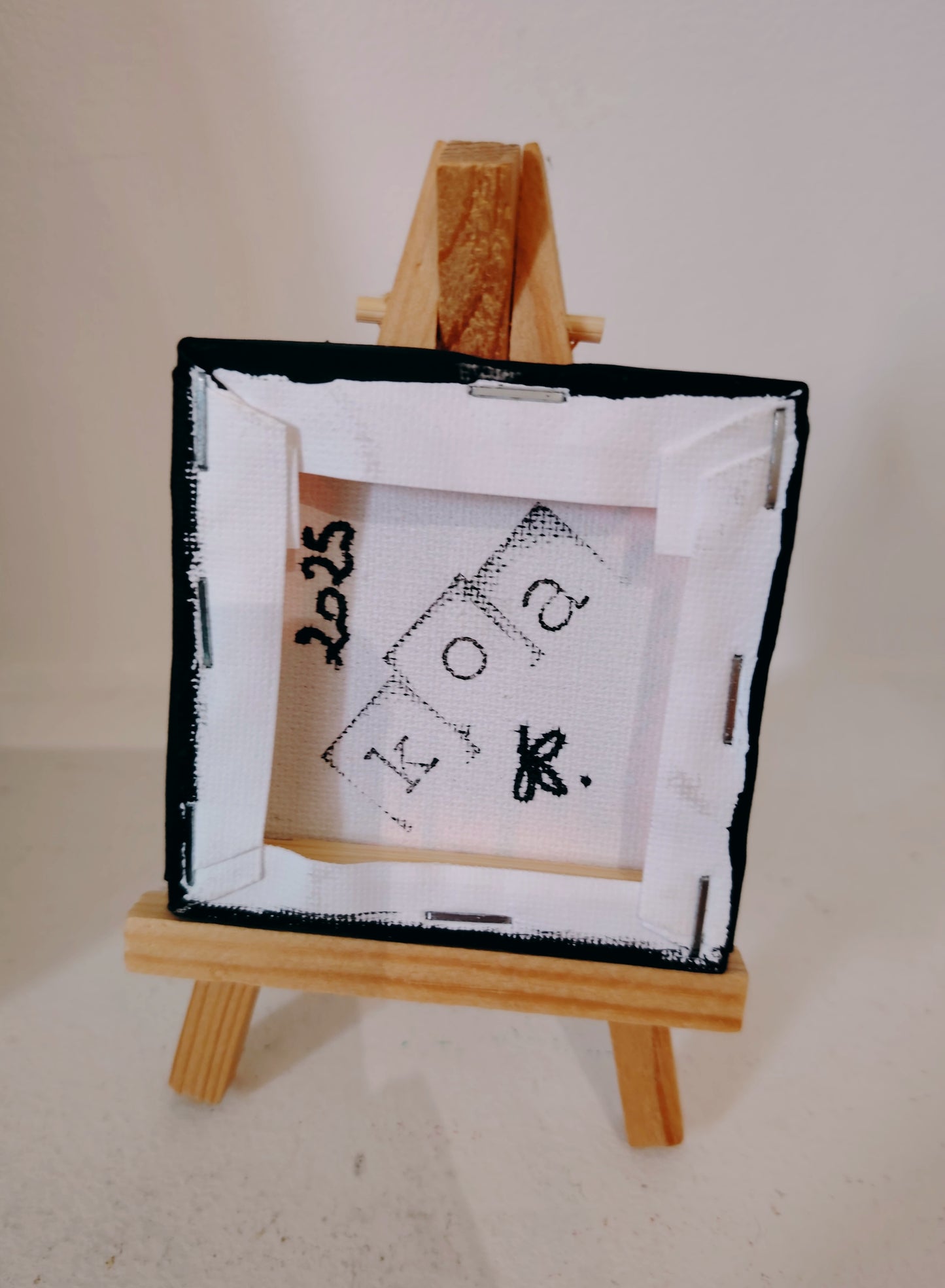 Signature de l’artiste KOA sur l’œuvre vendue Mout Rouge avec certificat d’authenticité et chevalet miniature