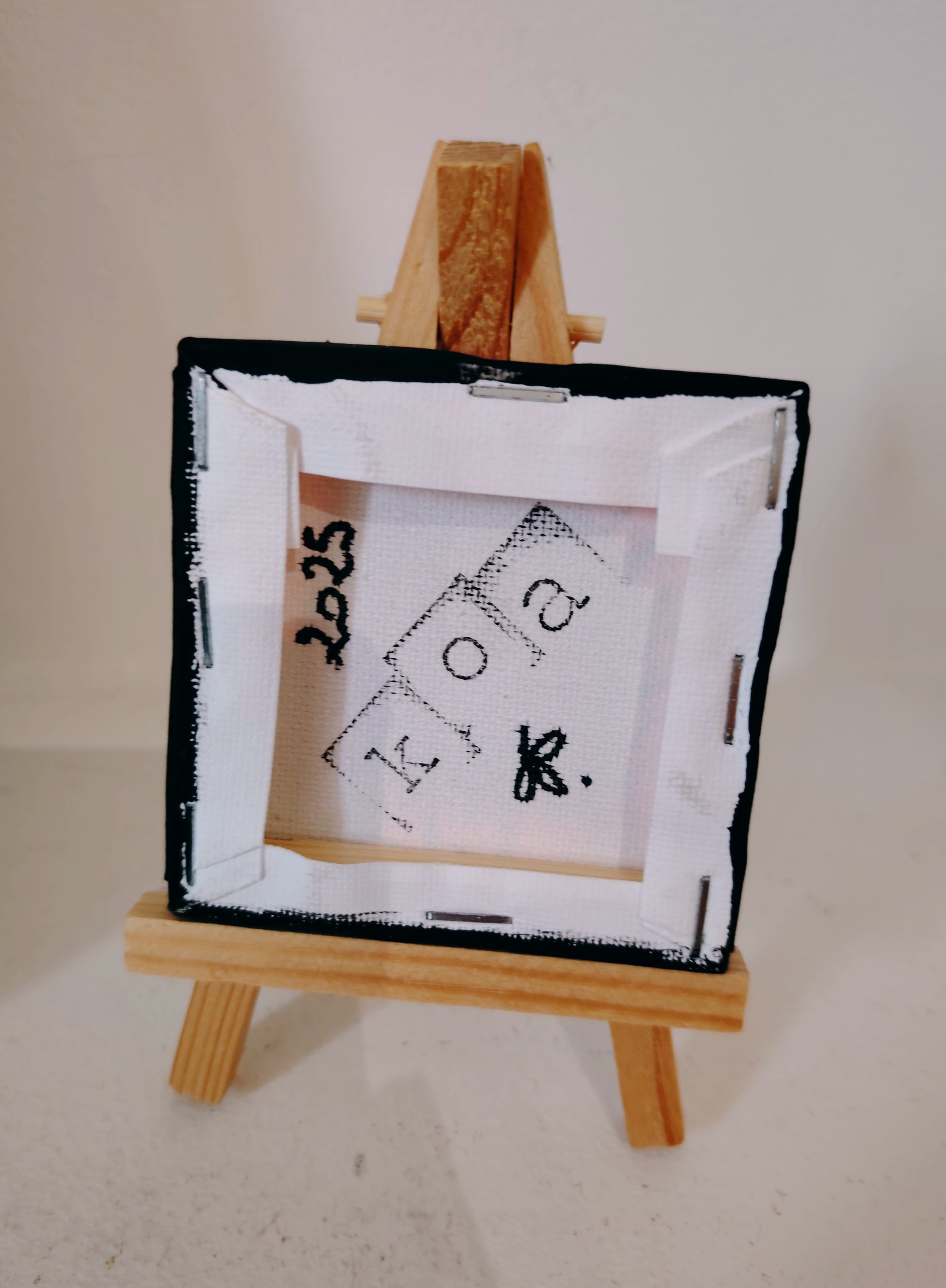 Signature de l’artiste KOA sur l’œuvre vendue Mout Rouge avec certificat d’authenticité et chevalet miniature