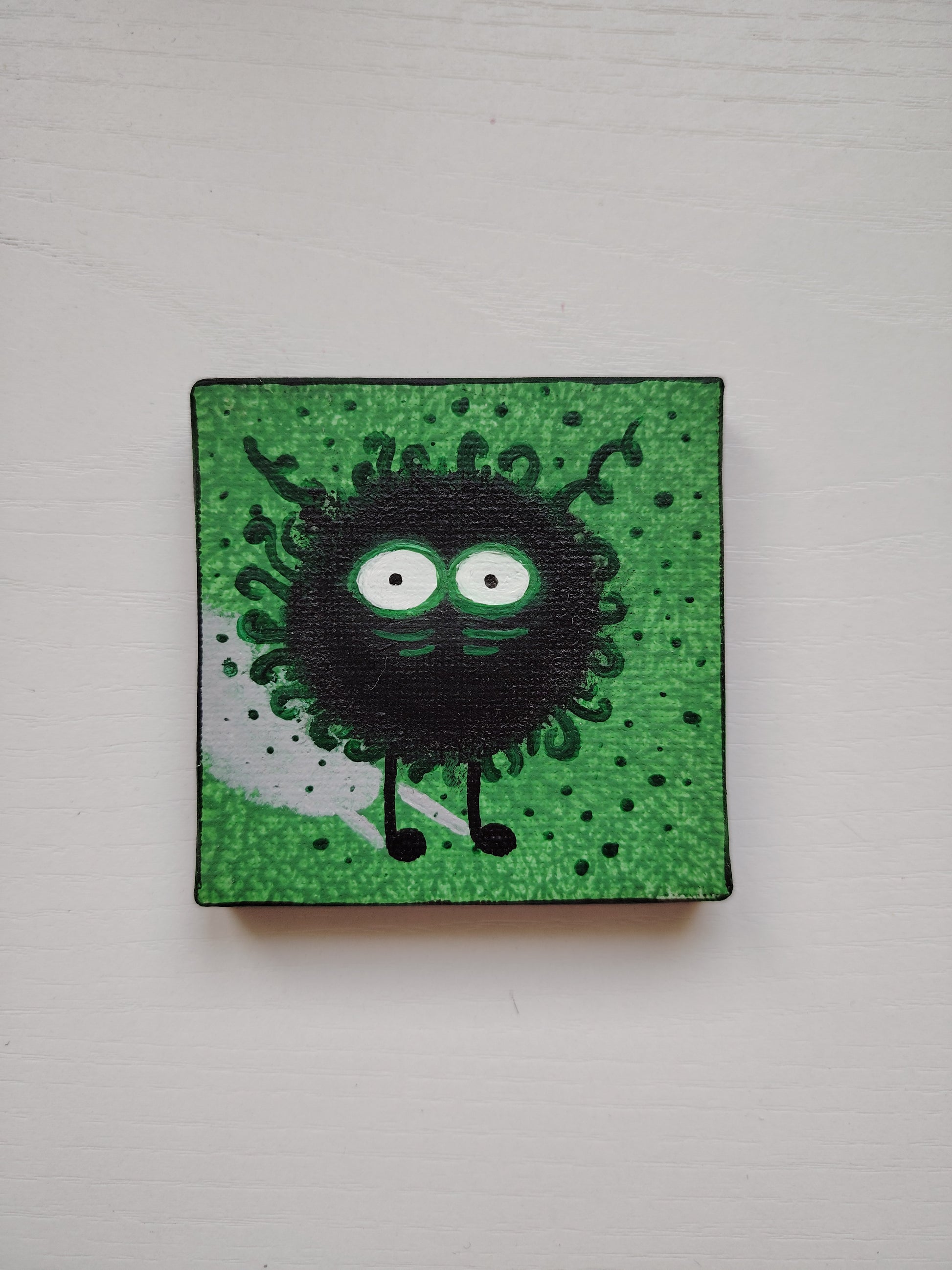 Micro œuvre KOA Mout Vert exposée en situation intérieure, art contemporain miniature et coloré