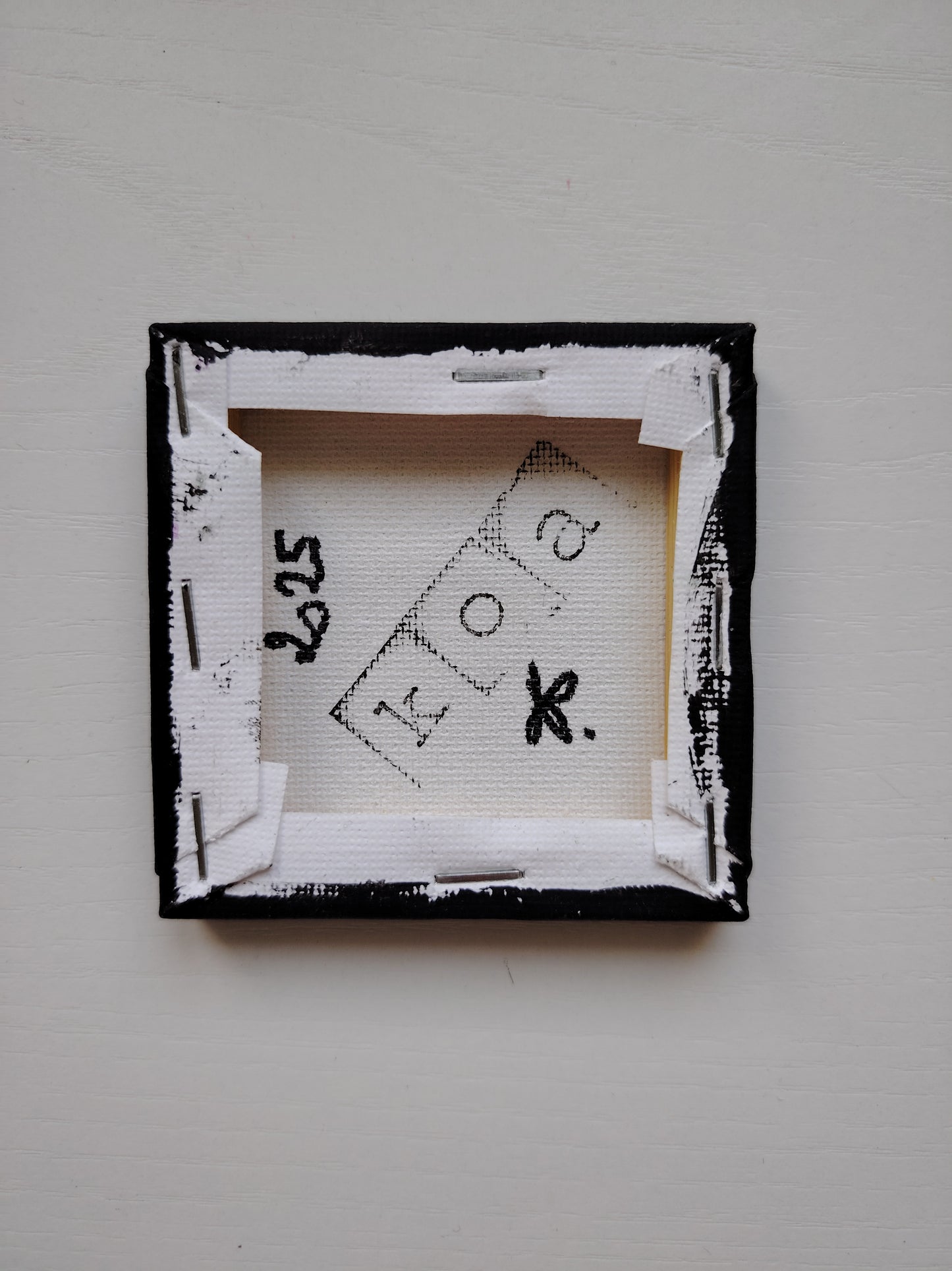 Signature de l’artiste KOA sur l’œuvre Mout Vert avec certificat d’authenticité et chevalet miniature